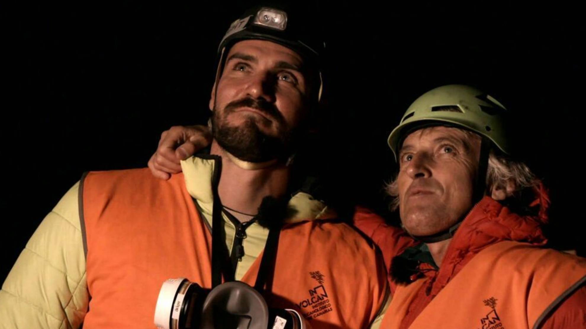 Saúl Craviotto con Jesús Calleja en la zona de exclusión del volcán de Cumbre Vieja en la isla de La Palma