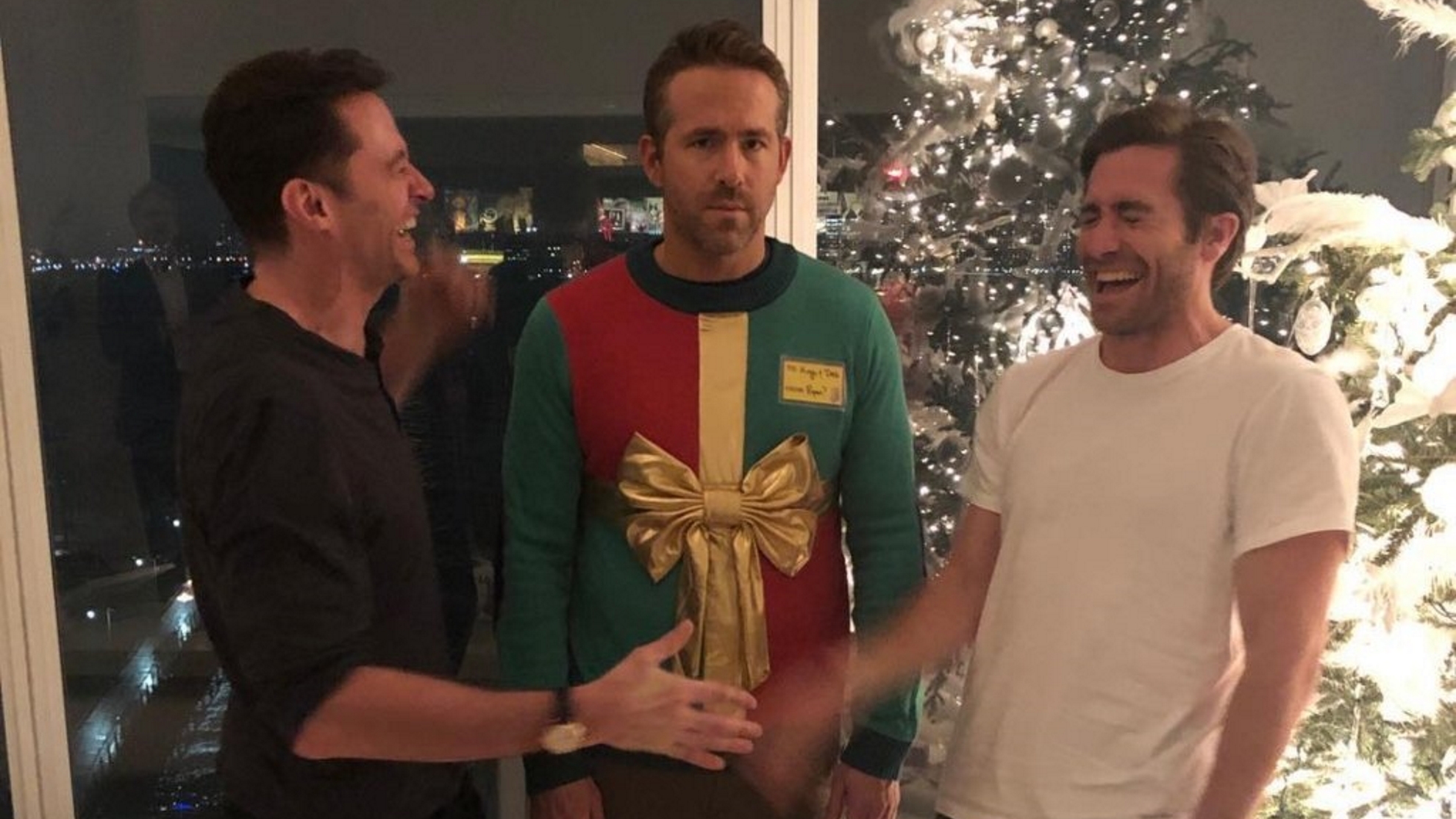 Ryan Reynolds y su jersey navideño recaudan 850.000 dólares, image size:1980x1114
