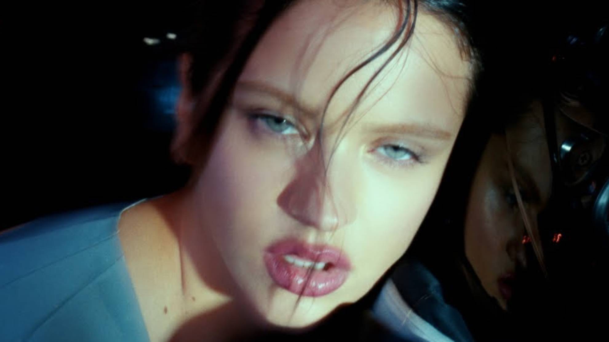 Rosalía estrena el videoclip de Saoko con una sensual fuga en moto incluida