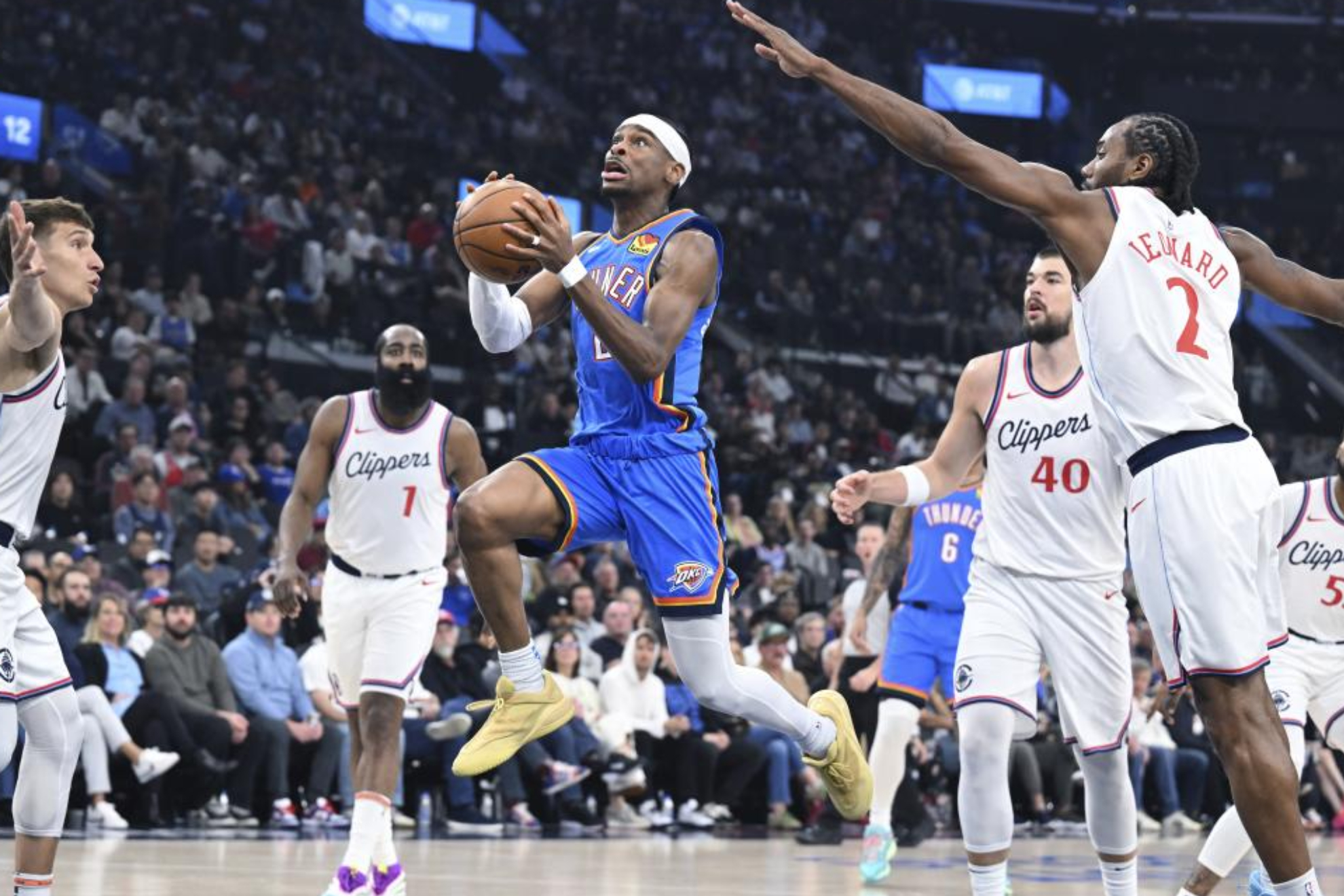 Shai Gilgeous-Alexander entra a canasta ante varios defensores de los Clippers. LAPRESSE.