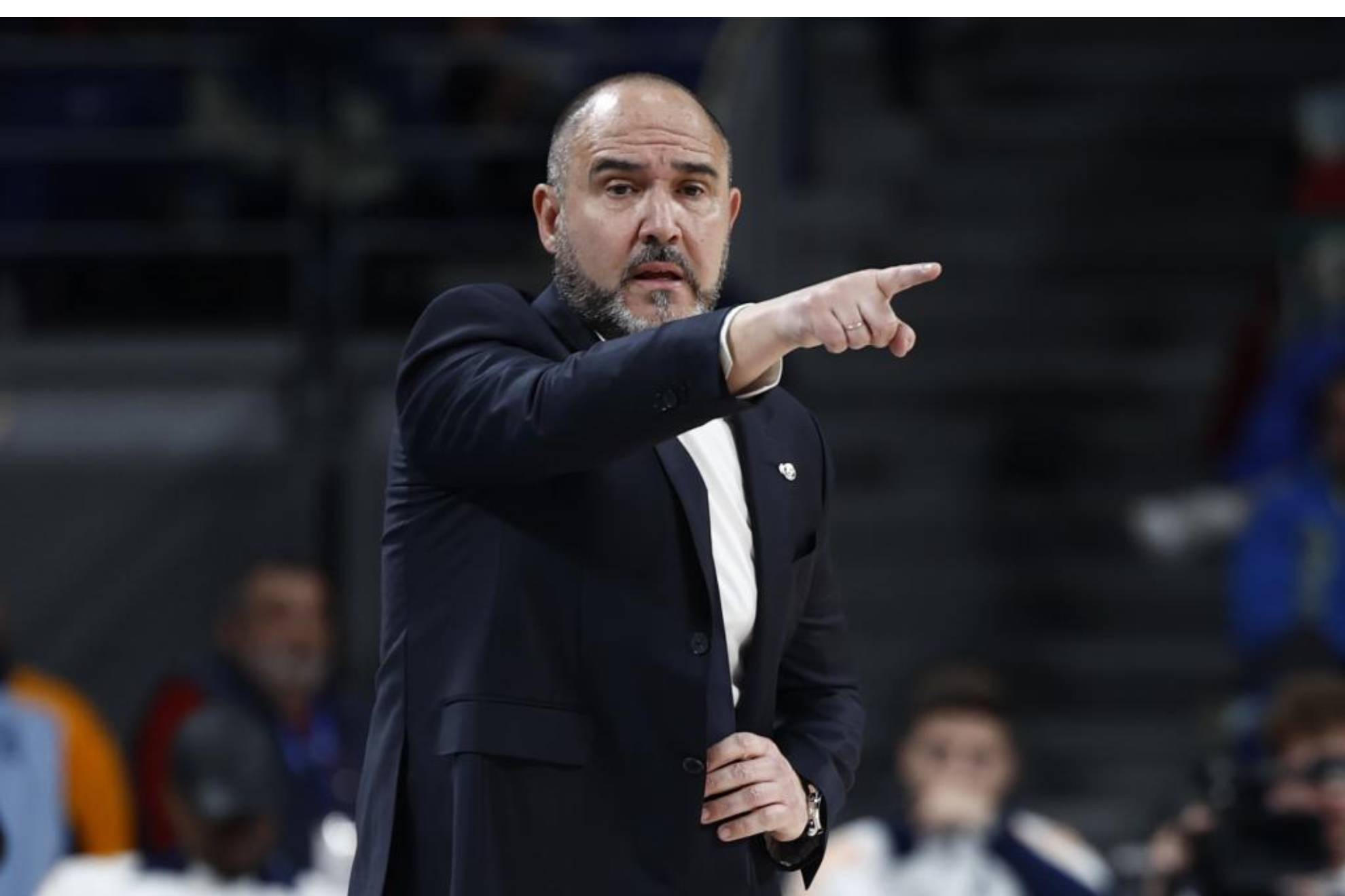 Chus Mateo da instrucciones a sus jugadores durante un partido de liga. EFE