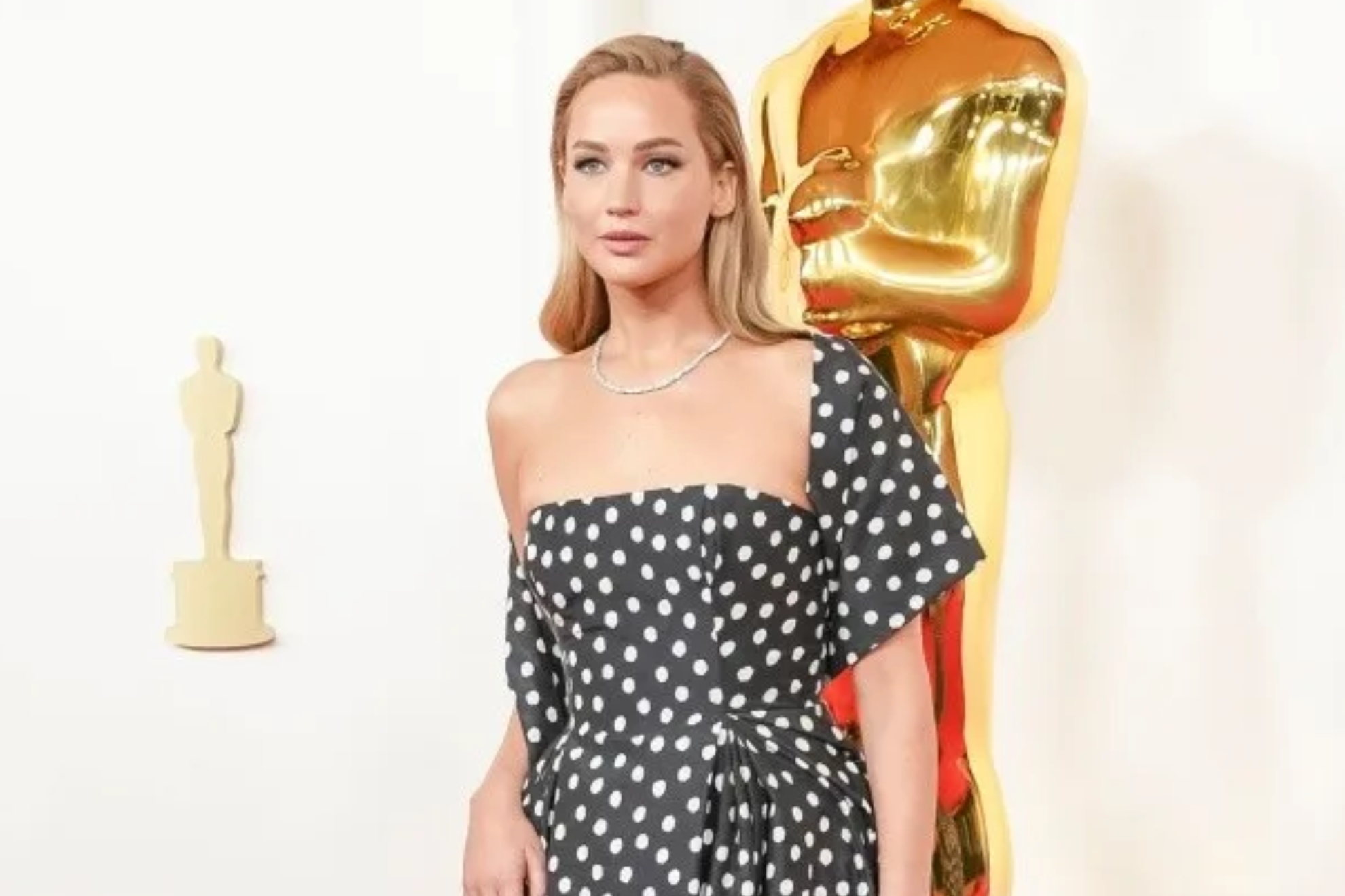 Jennifer Lawrence deslumbra en los Premios Oscar 2024 con su vestido: más  de 1.500 horas de, image size:1980x1320