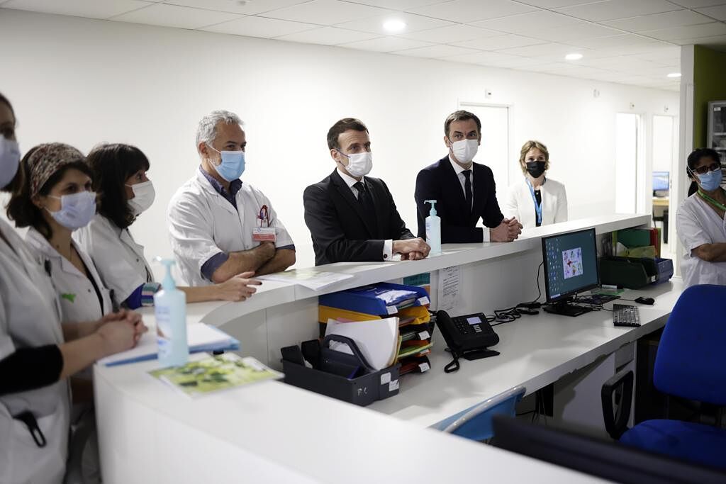 Emmanuel Macron, presidente de Francia, visita un hospital en Saint-Germain-en-Laye. Francia ha decretado hoy más restricciones a causa de la pandemia de coronavirus.