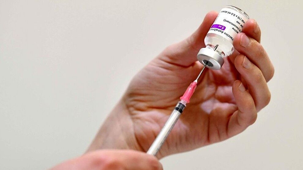 Proponen que los politicos españoles se vacunen con AstraZeneca para generar confianza en el público