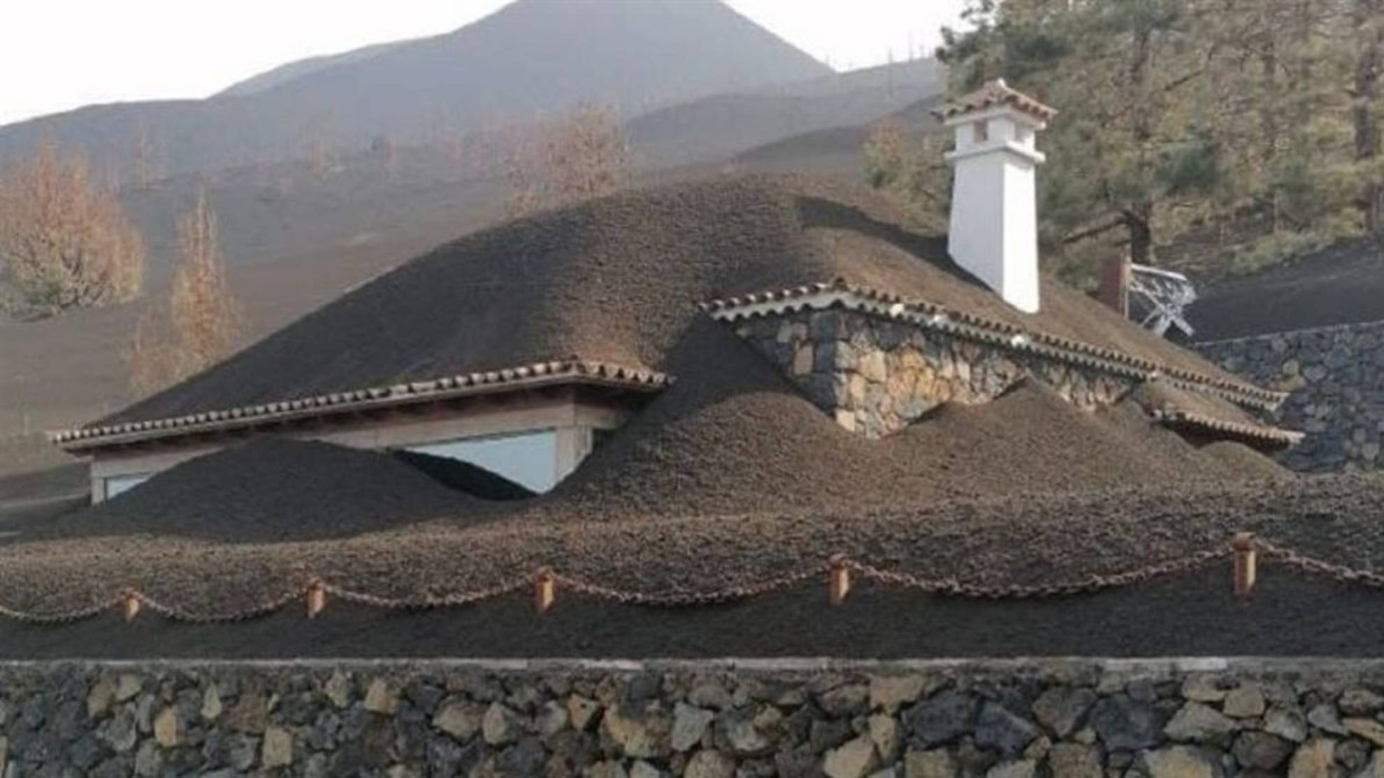 Casa con el tejado lleno de ceniza en La Palma