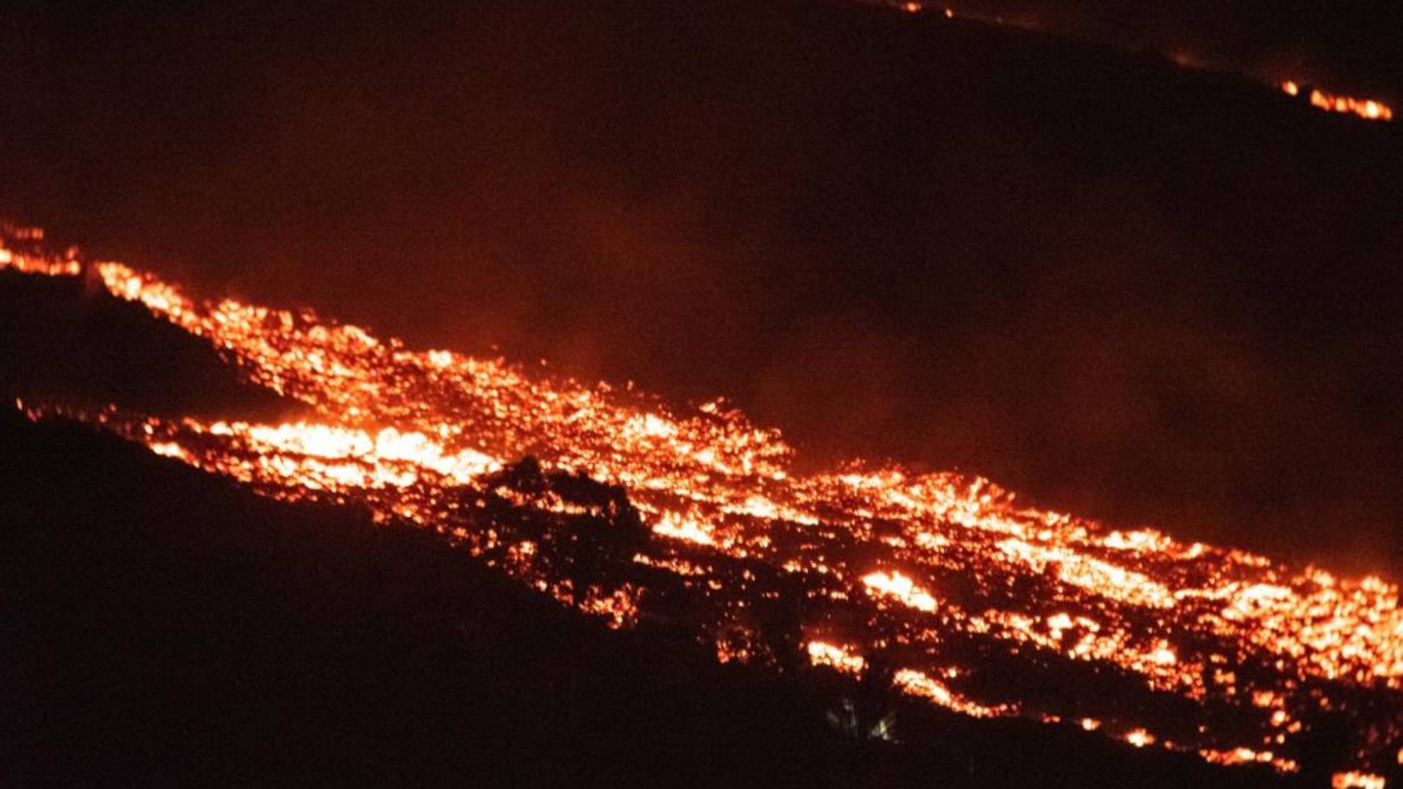 El desborde de uno de los nuevos canales lávicos del volcán de La Palma /