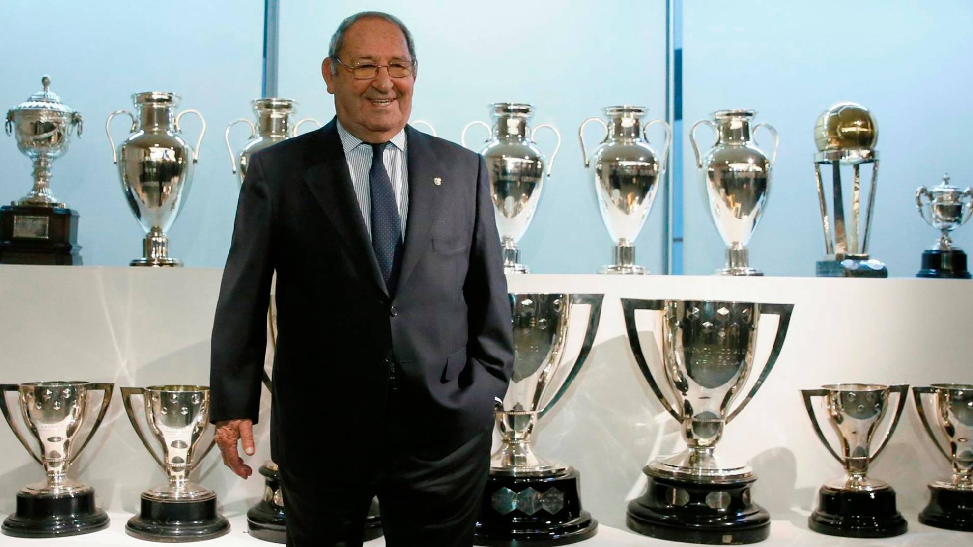 Francisco Gento, en una imagen posando con alguno de los trofeos que ganó con el Real Madrid /