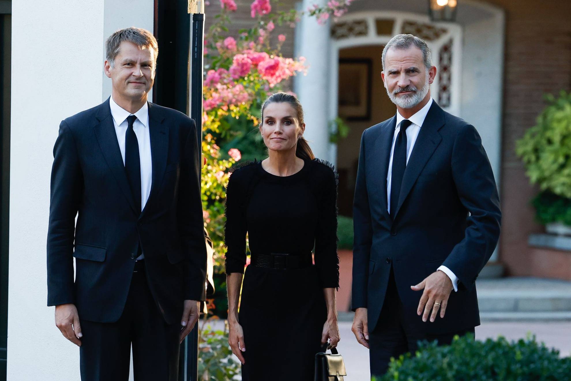 Los reyes Felipe VI y Letizia, tras firmar en el libro de condolencias. EFE