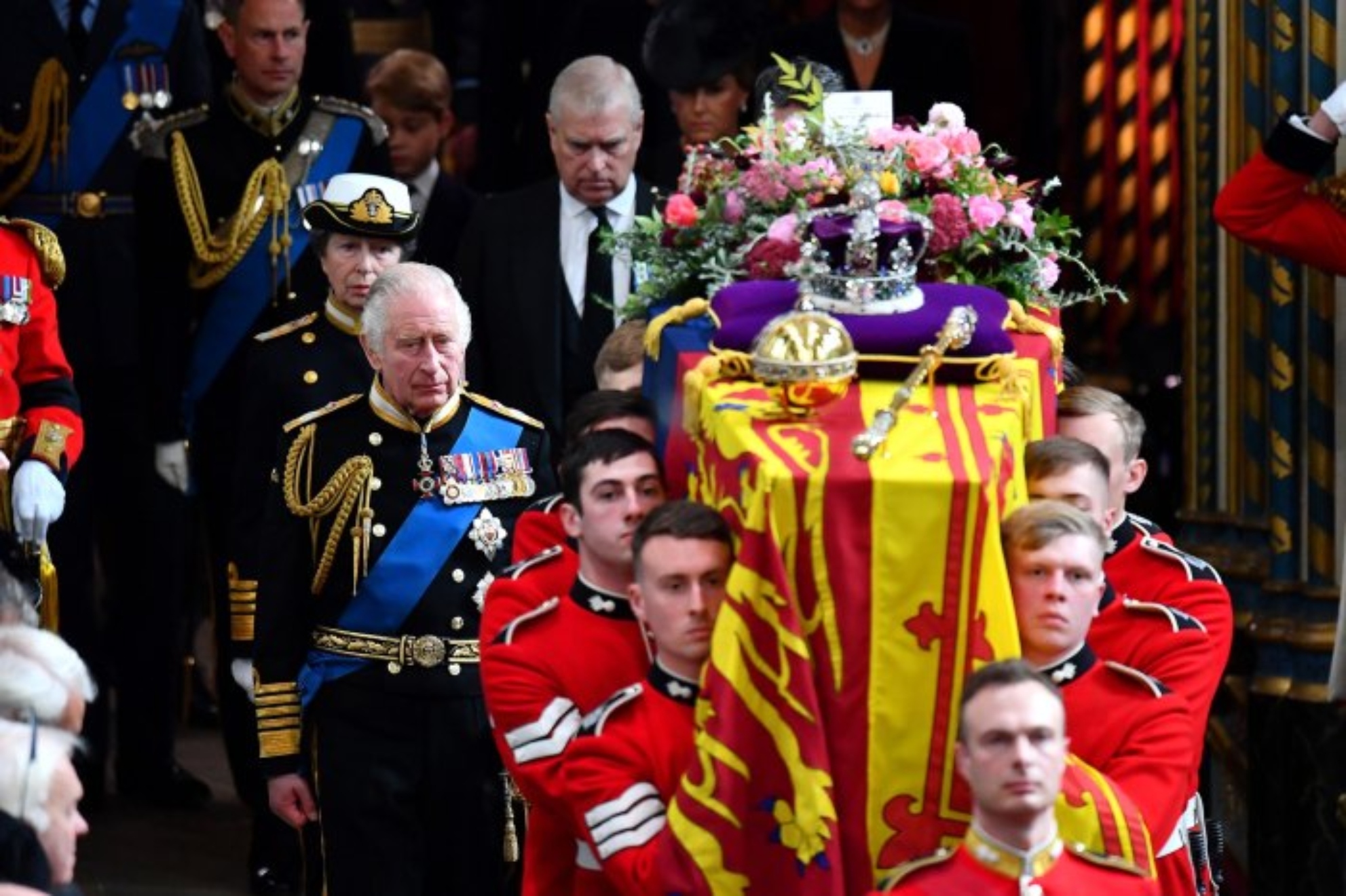 ¿Qué escribió el rey Carlos III en la conmovedora carta que dejó en el ataúd de la reina Isabel II?