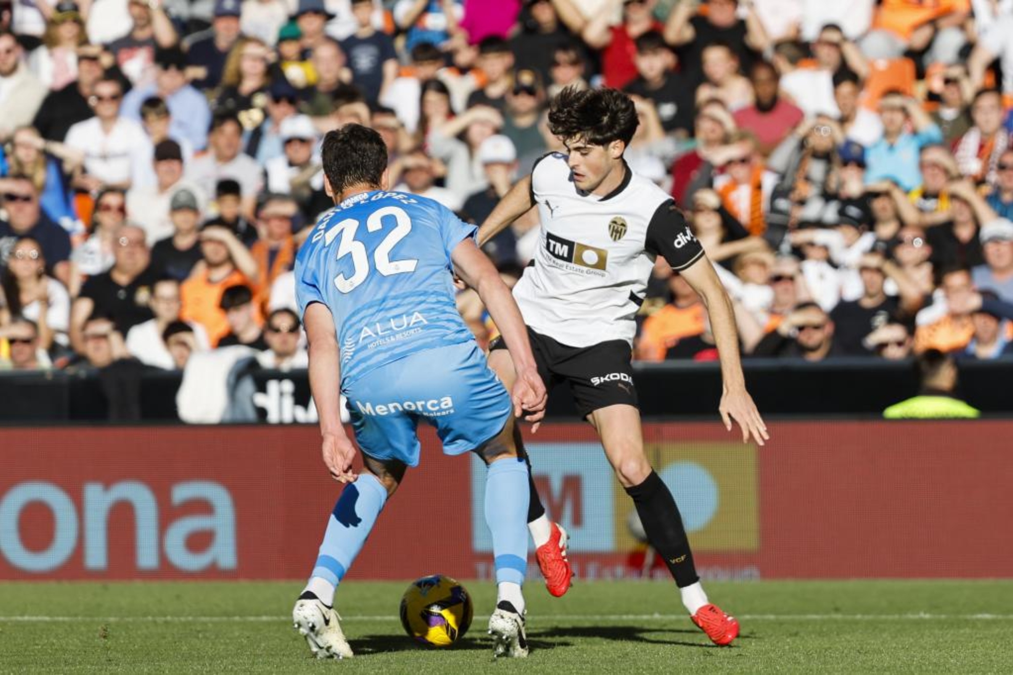 David López disputa un balón con Javi Guerra durante el último encuentro del Mallorca.