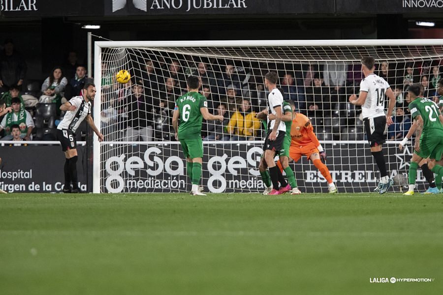 Los 'Nicos' del Elche acaban con la gran racha del Cartagena