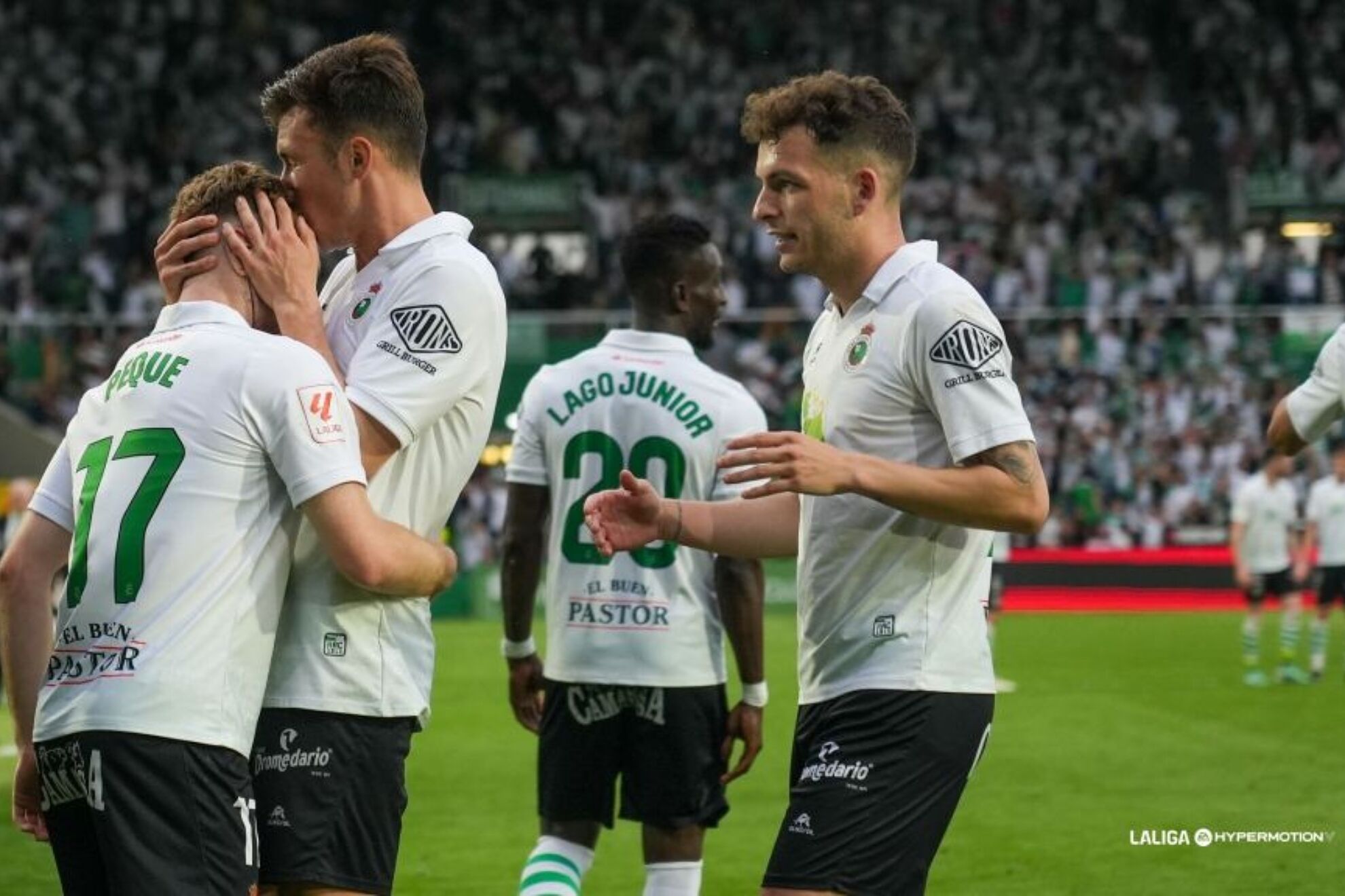 El Racing gana al Elche y persigue la ilusión del ascenso