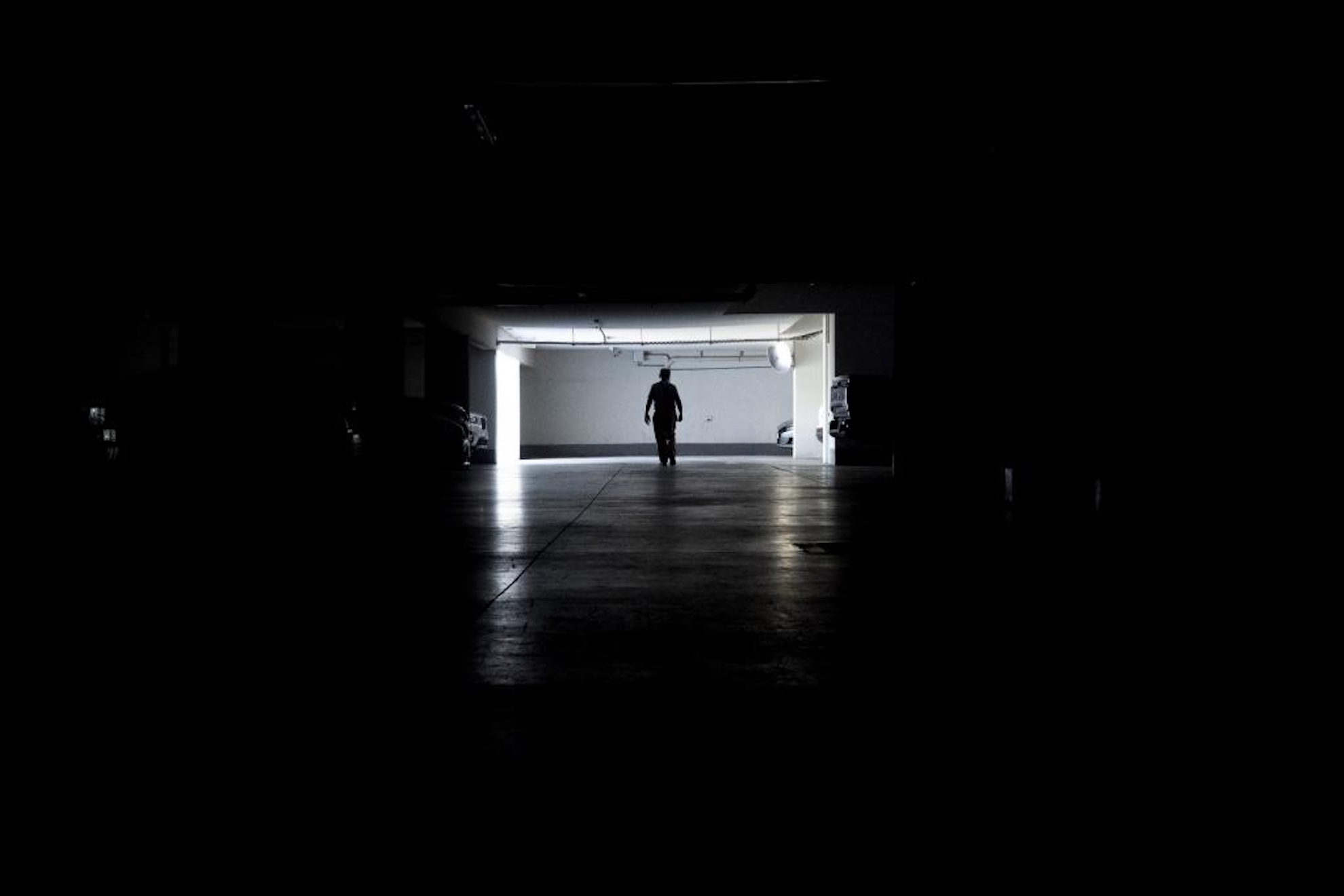 Un hombre camina a oscuras en Chile. AP