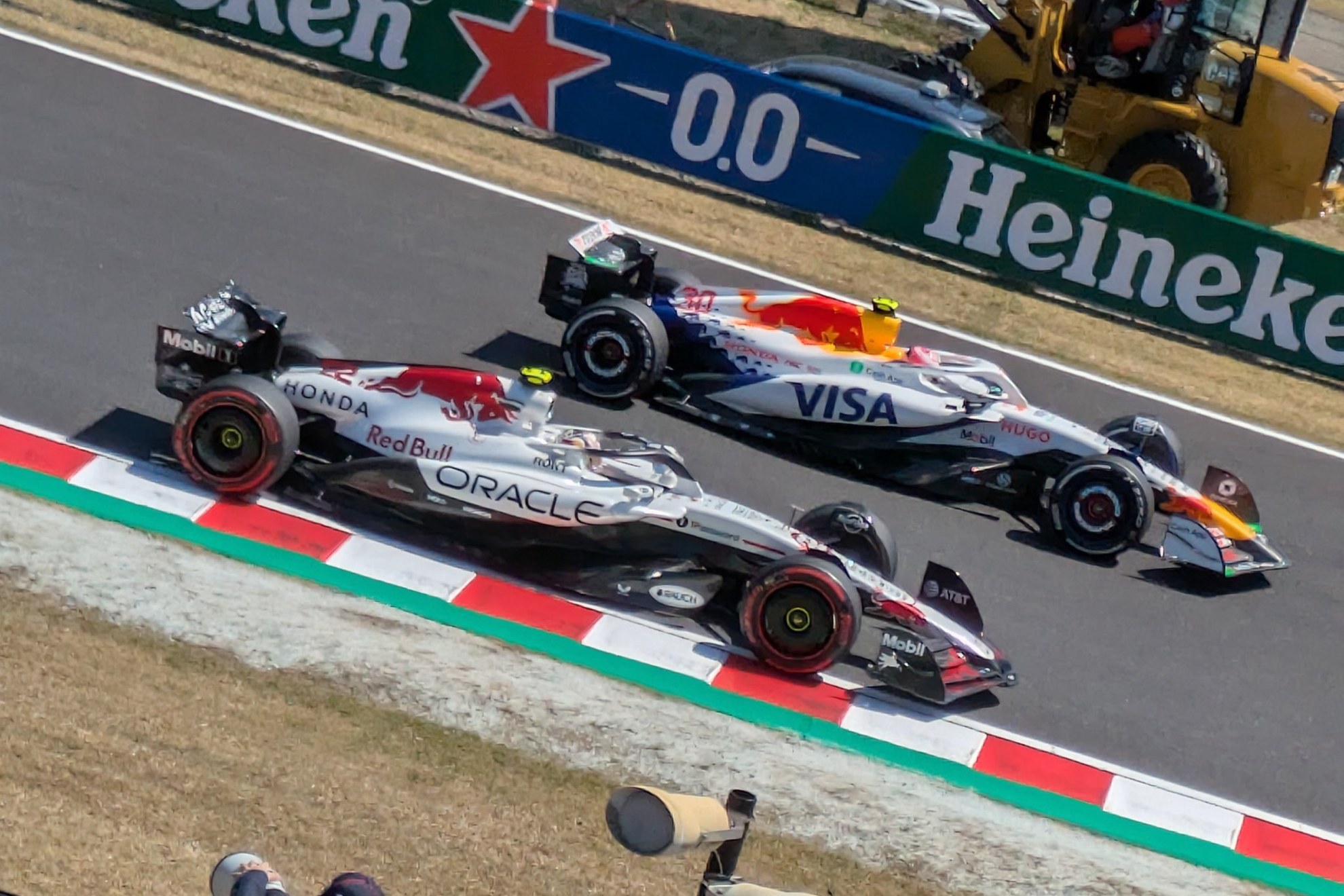 Lawson y Tsunoda, en la pista.