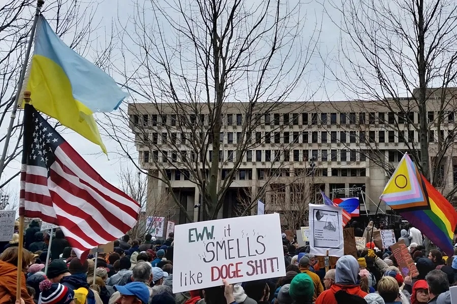 Miles de personas se manifiestan en EEUU contra las políticas de Donald ...