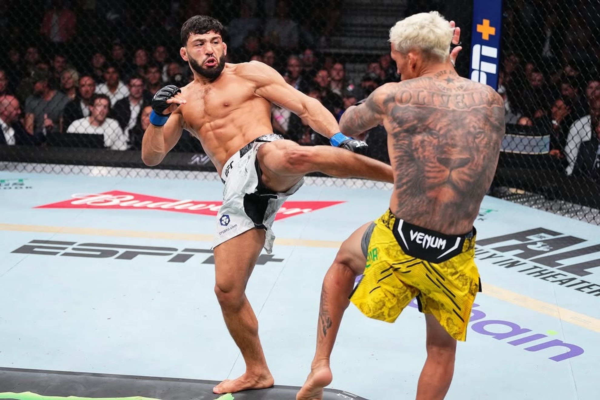 Tsarukyan en su combate contra Charles Oliveira UFC.