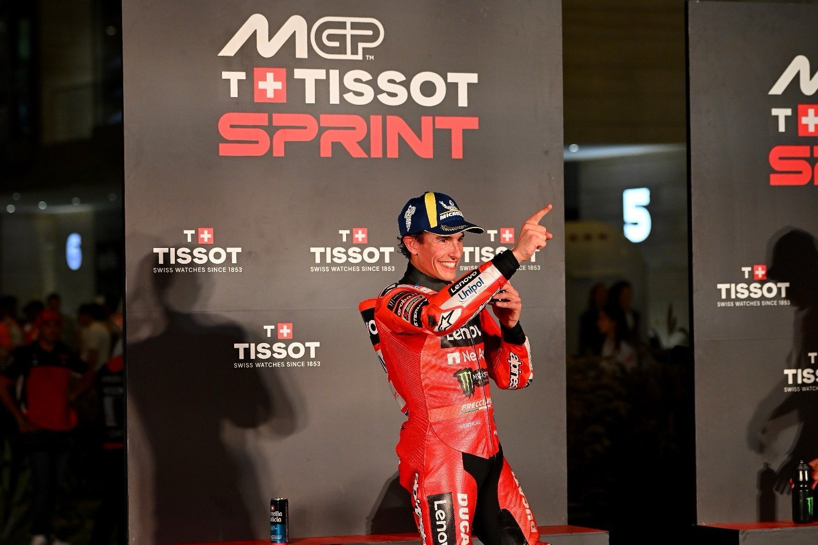 Marc Márquez con la medalla de ganador en el Circuito Internacional de Lusail. Marc Márquez con la medalla de ganador en el Circuito Internacional de Lusail. Michelin Actualizado: 12/04/2025 21:31 horas
