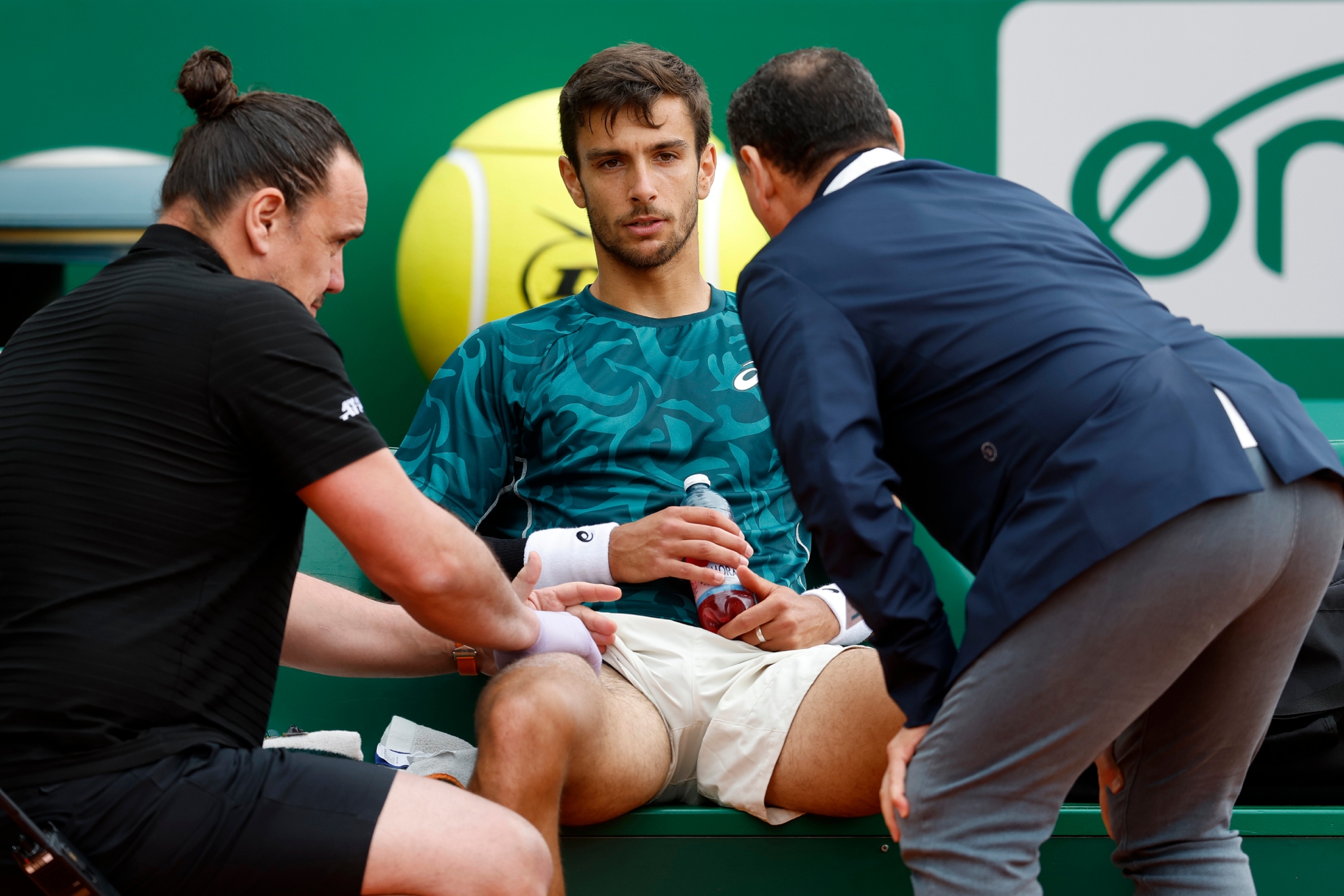 Musetti, atendido por el fisio y el médico.