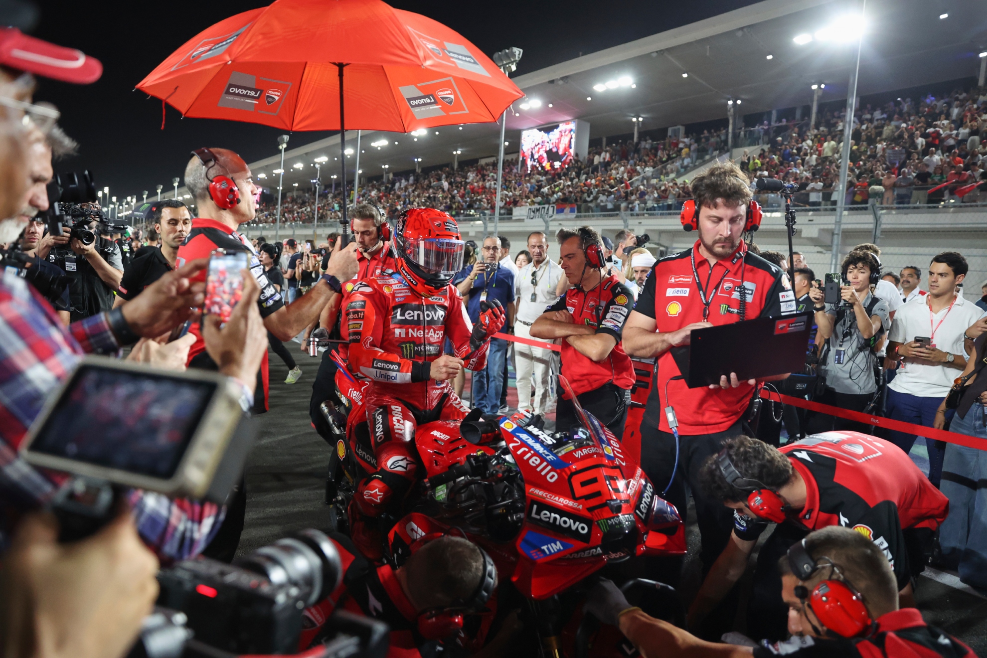 Marc Márquez en la recta principal del circuito minutos previos al comienzo de la carrera en Lusail Marc Márquez en la recta principal del circuito minutos previos al comienzo de la carrera en Lusail AP Actualizado: 13/04/2025 21:25 horas