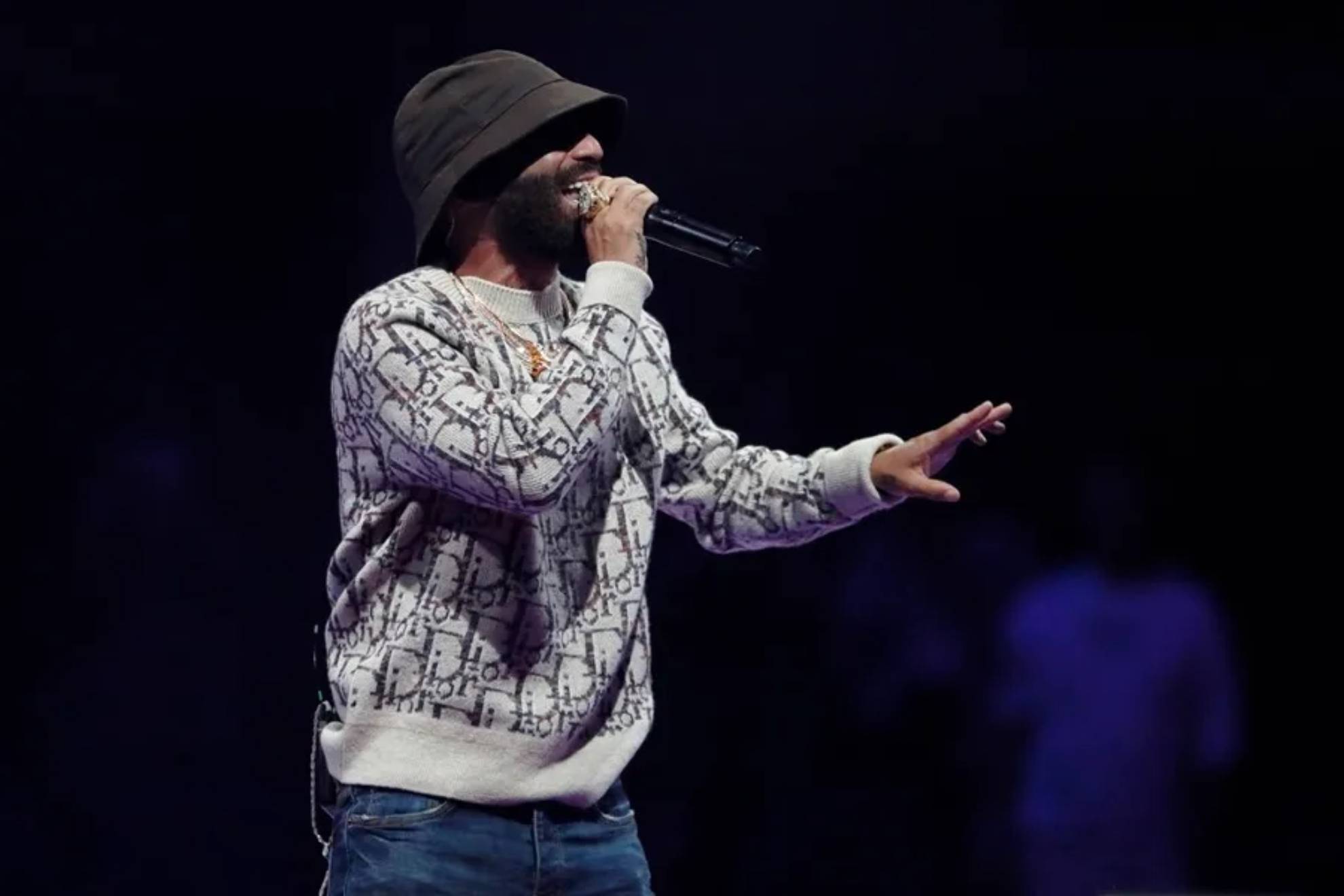 The singer Arcangel, in a concert.