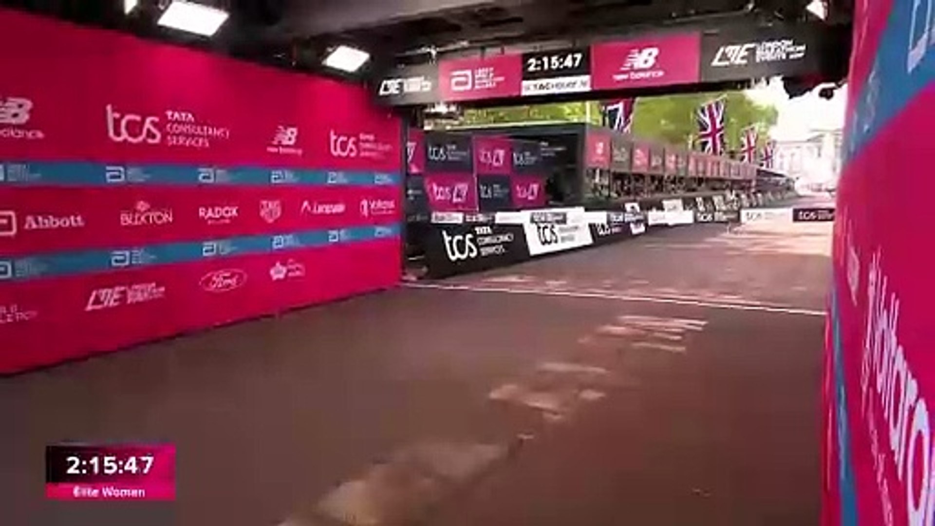 La etíope se desquita tras su dolorosa derrota en el maratón olímpico y logra la mejor marca de la historia en un maratón sólo para mujeres