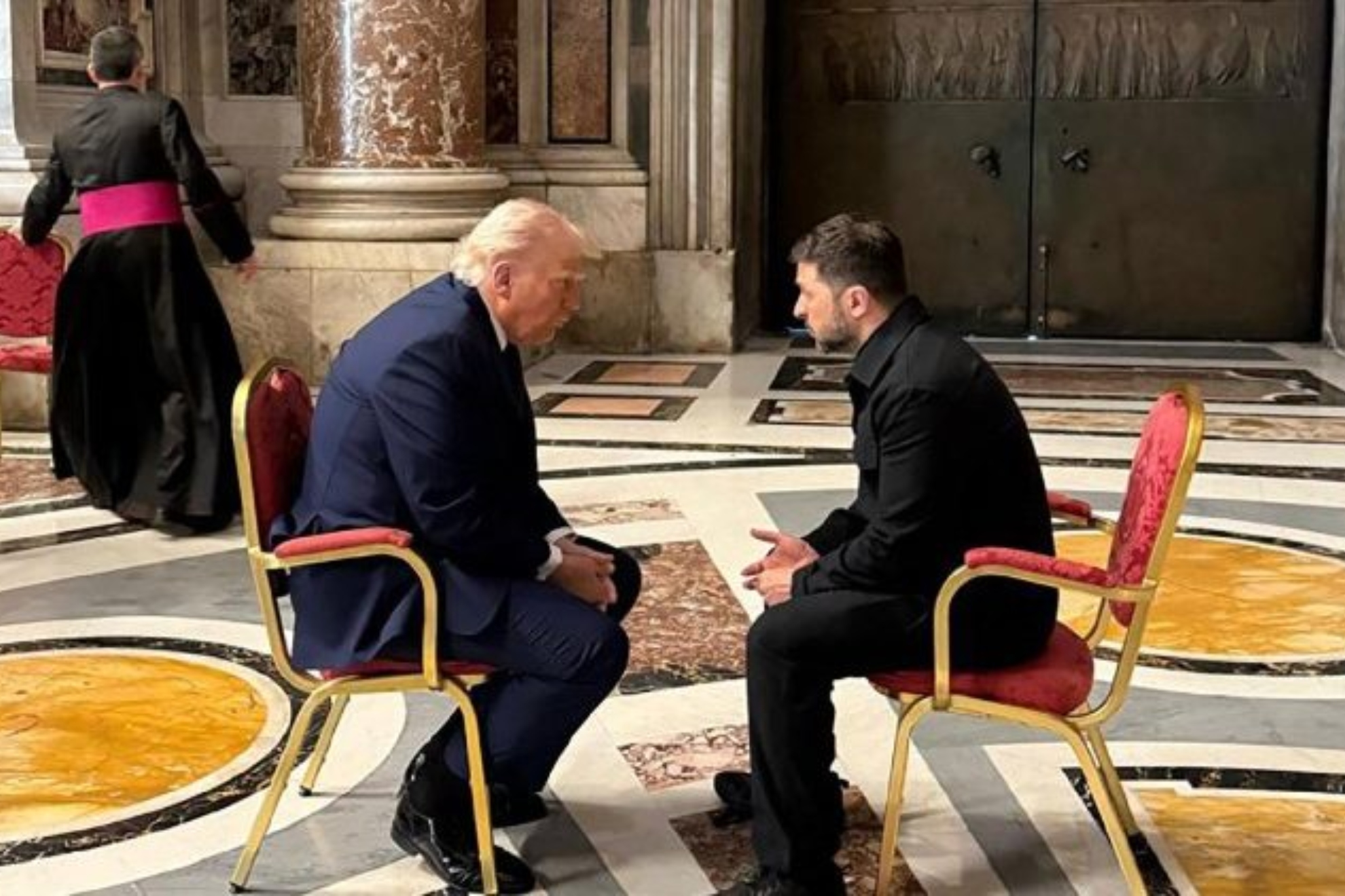 Donald Trump y Volodimir Zelenski, reunidos en El Vaticano.