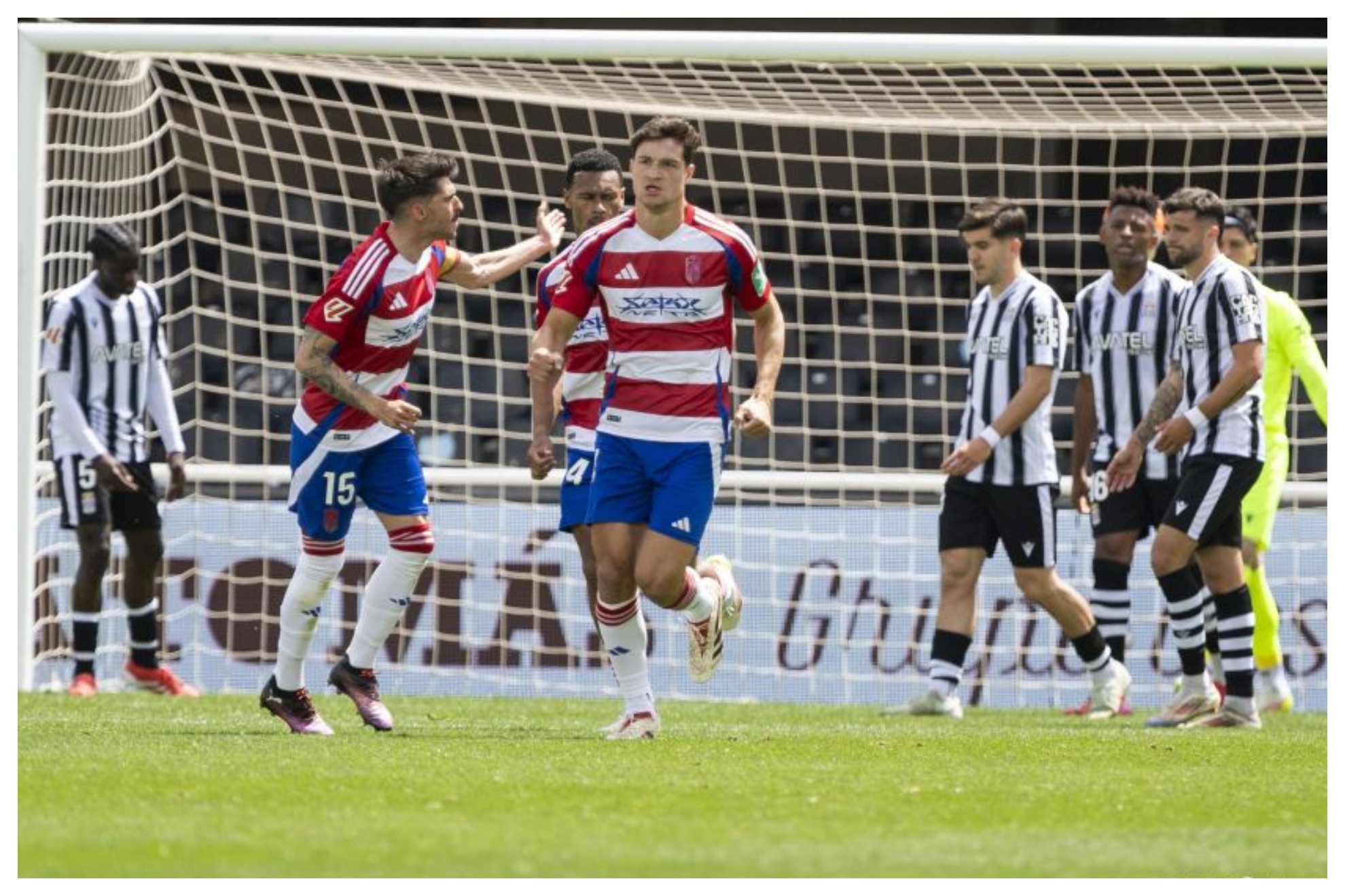 Los jugadores del Cartagena se lamentan tras el gol de Miguel Rubio ante el Granada
