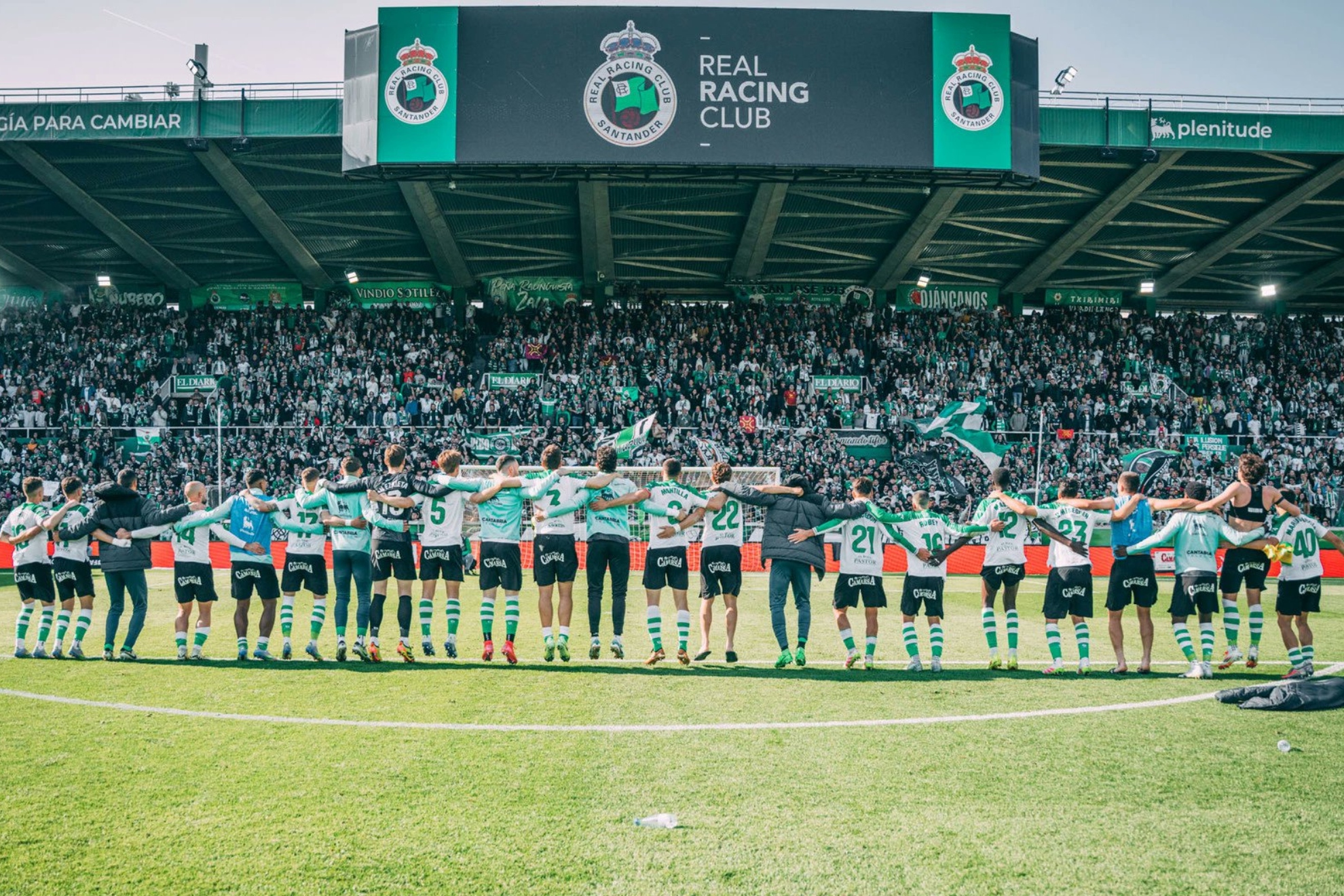 Los jugadores del Racing celebrando un triunfo con su afición