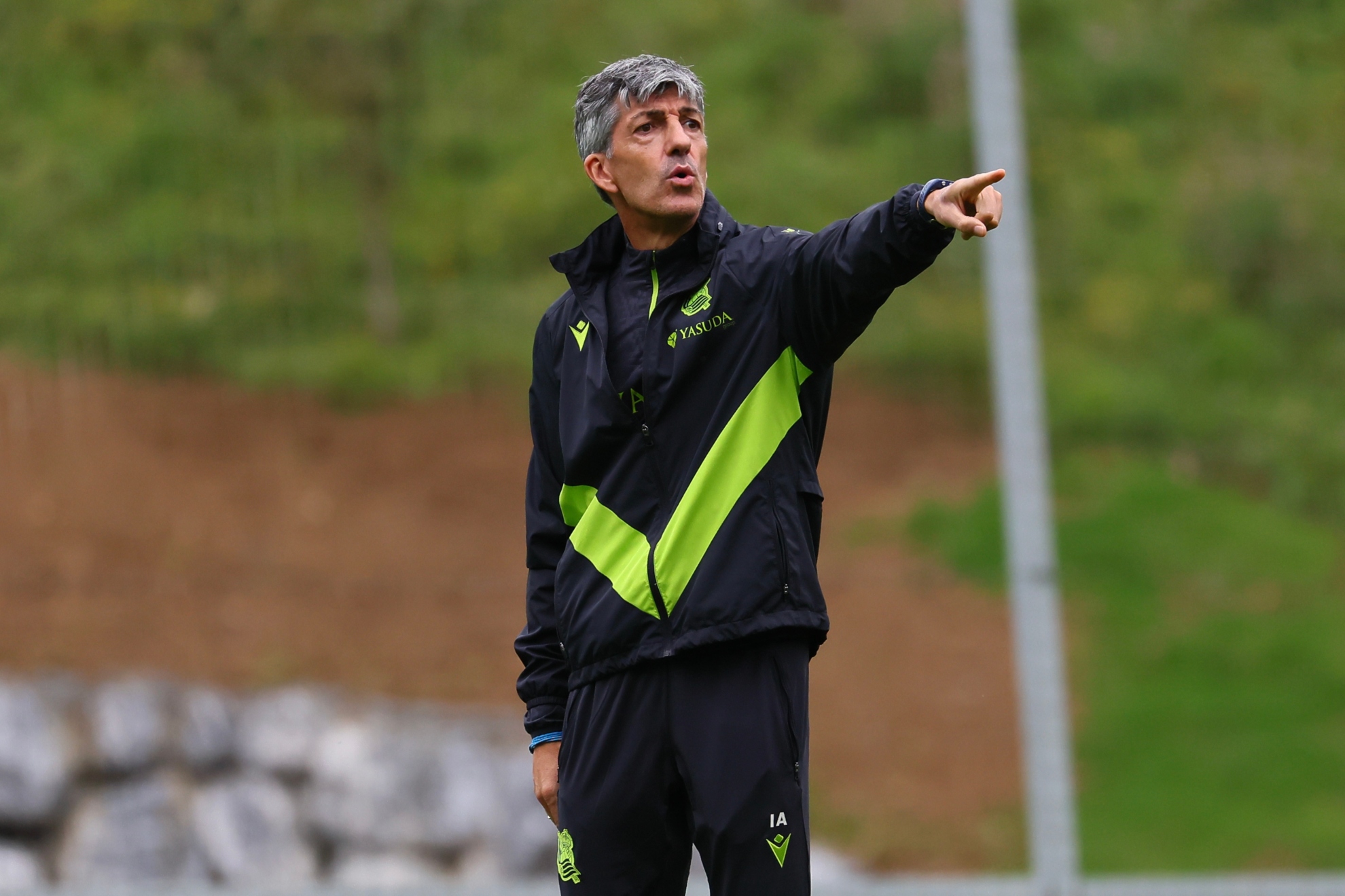 Imanol Alguacil da una indicación durante un entrenamiento.