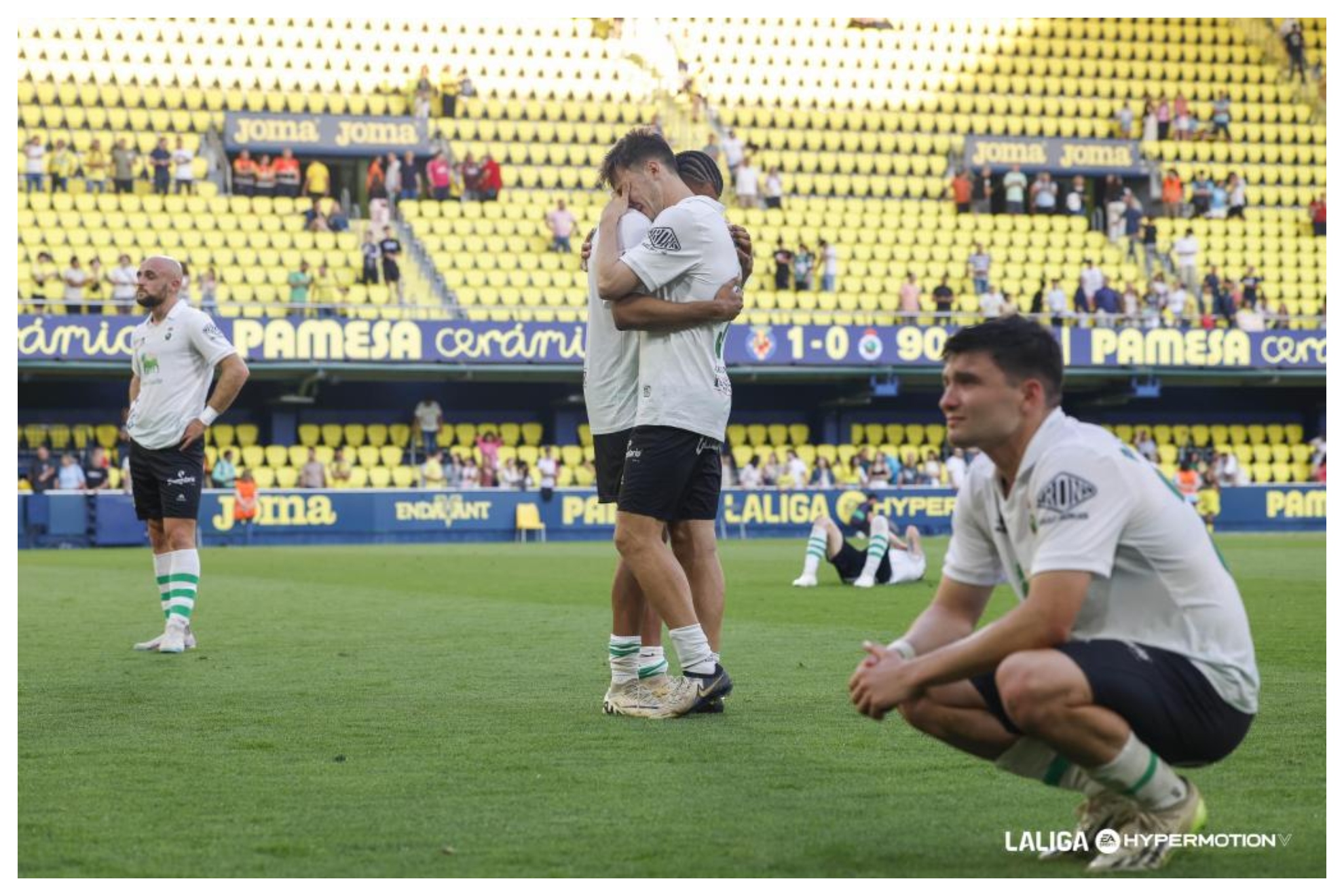 Los jugadores del Racing, desolados tras caer ante el Villarreal B la pasada campaña