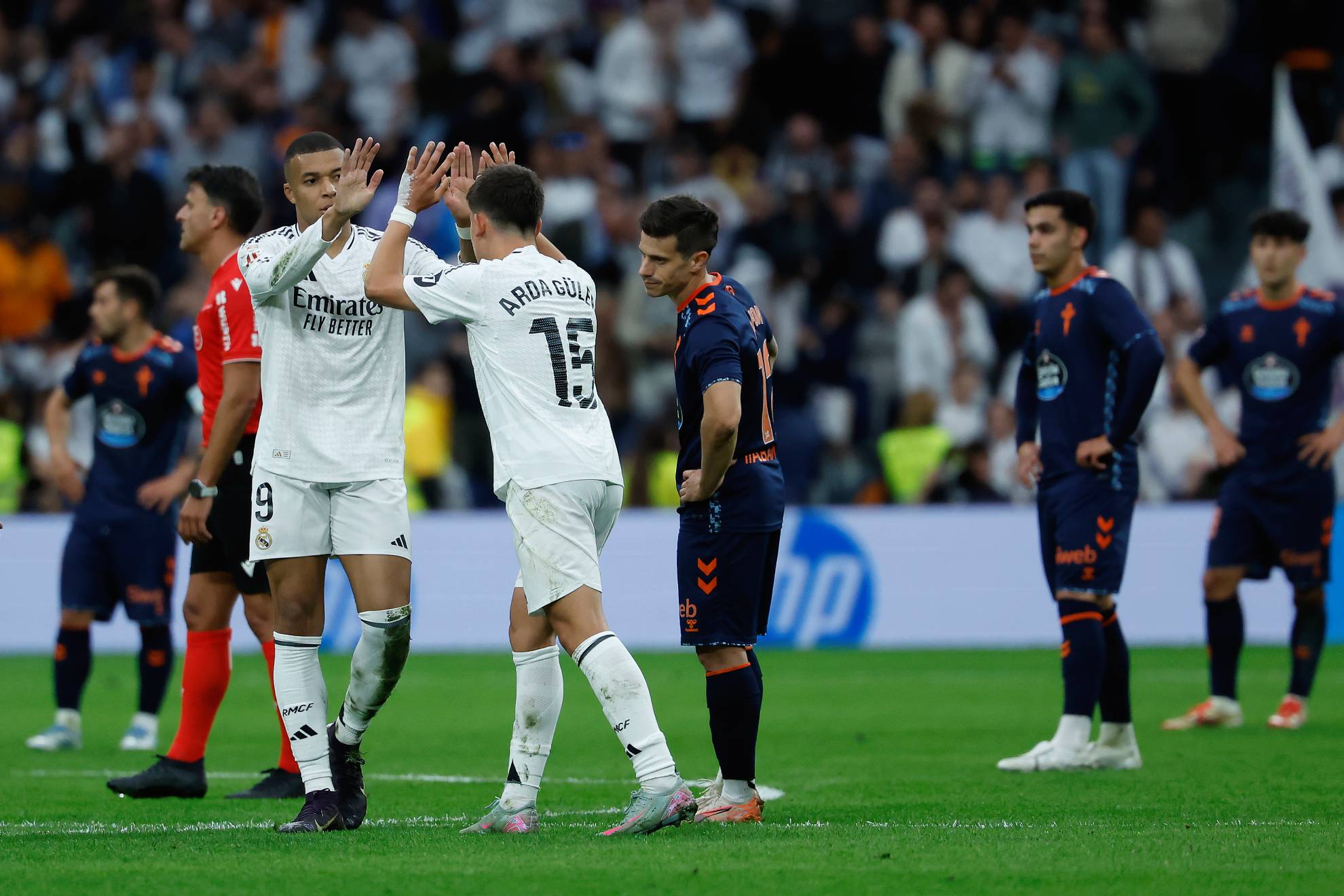 Mbappé y Güler celebran el tercer tanto blanco frente al Celta.