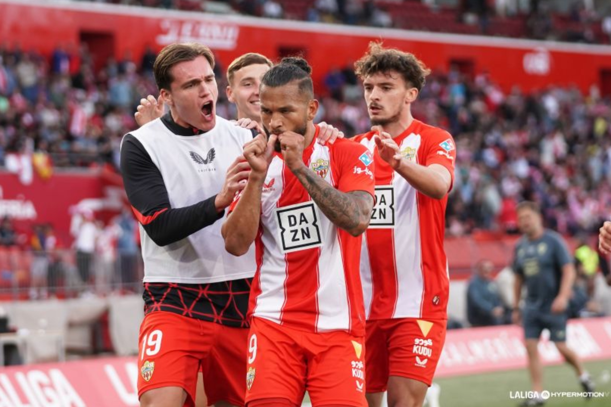 Luis Suárez celebra uno de sus goles al Eldense