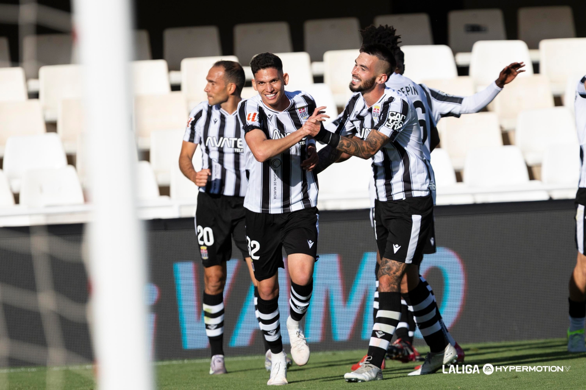 Los jugadores del Cartagena celebran el gol de Luna ante el Racing.