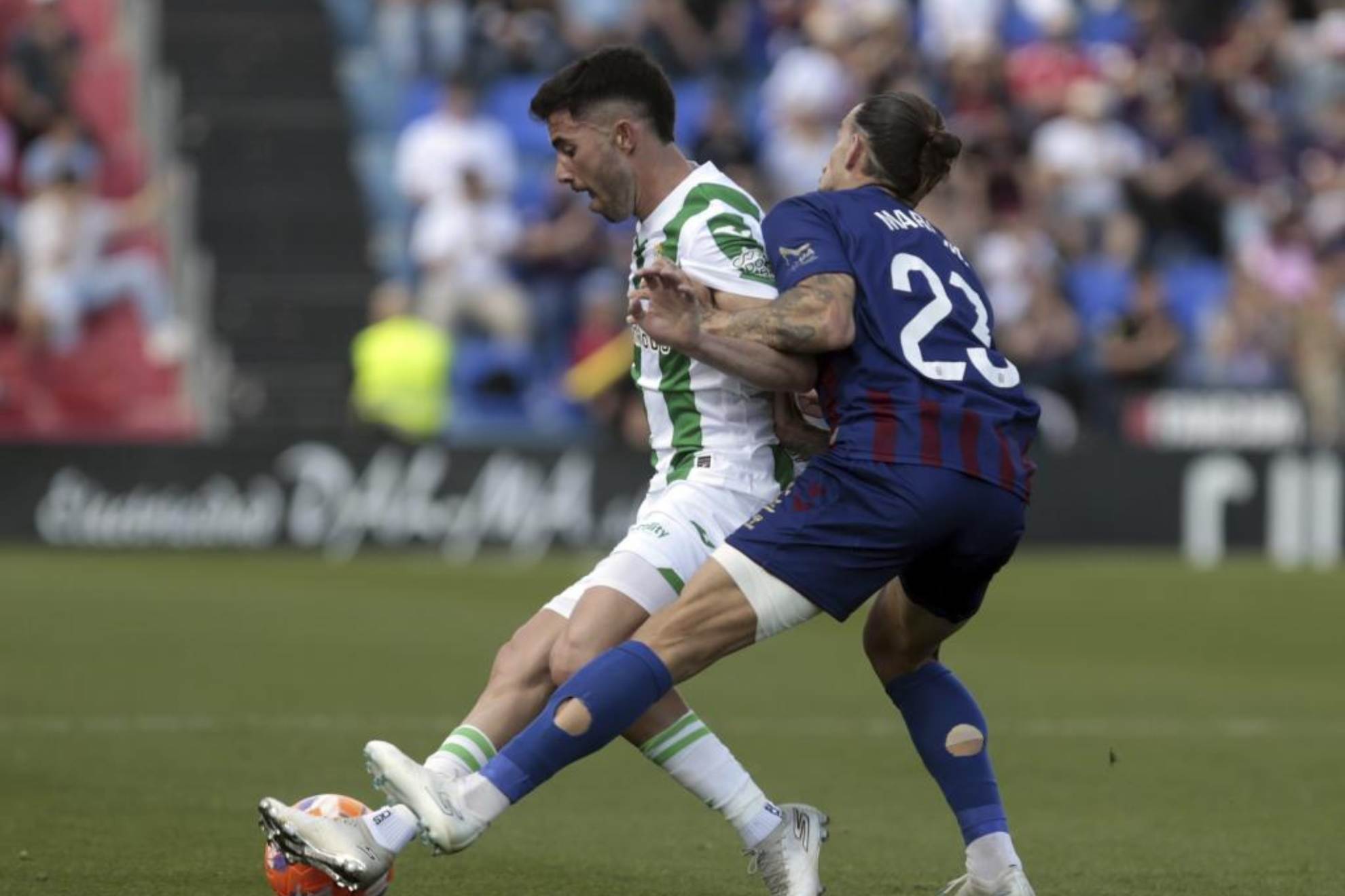 Marc Mateu pugna por un balón ante el Córdoba.