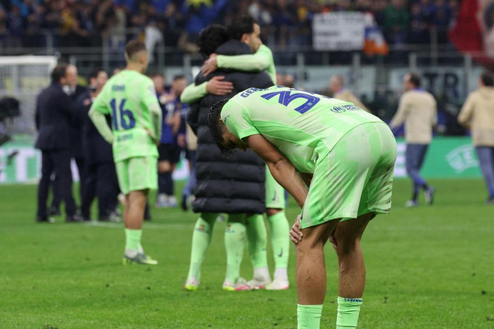 Los jugadores del Barcelona, tras la eliminación de la Champions. EFE