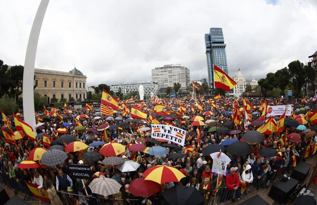 Masiva manifestación en Colón pidiendo la dimisión de Pedro Sánchez ...