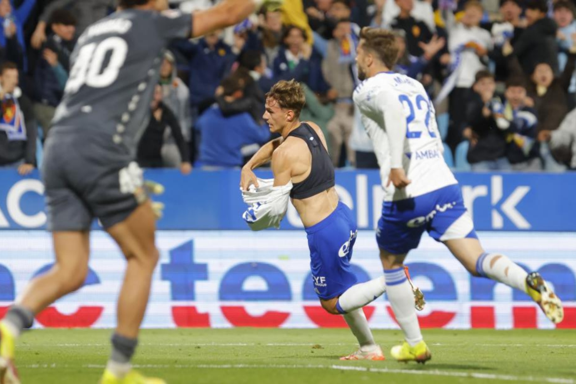Dani Gómez se quita la camiseta celebrando el gol que marcó al cartagena y que supuso el triunfo del Zaragoza