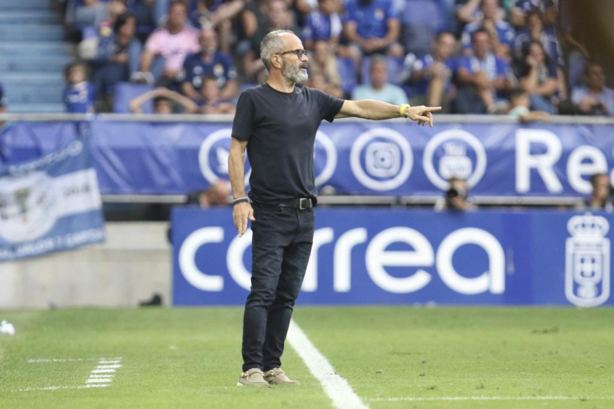 Álvaro Cervera gesticula durante un partido.