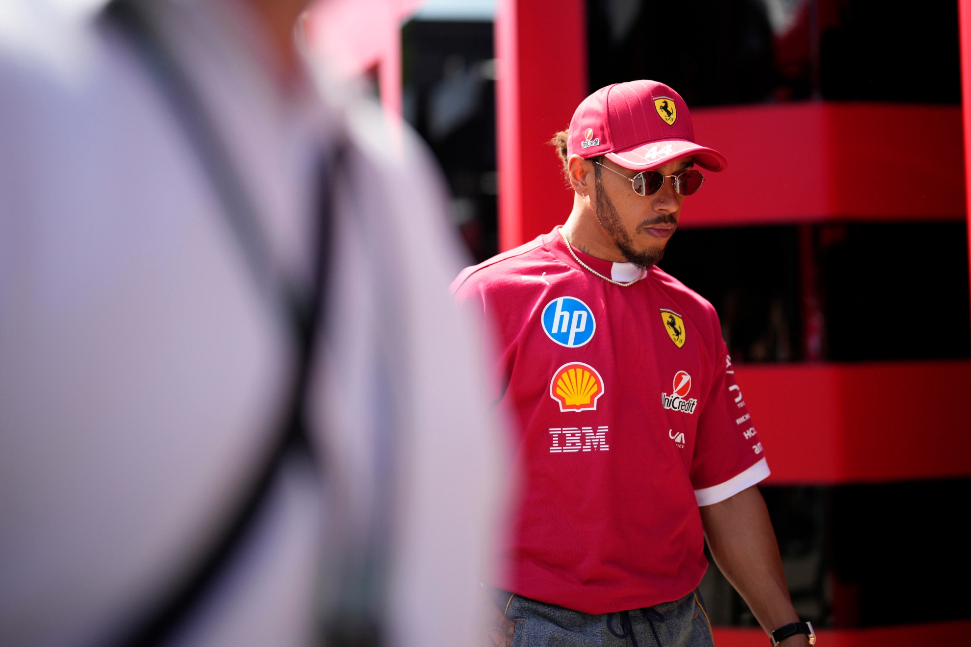 Lewis Hamilton en el paddock del Autódromo de Enzo e Dino Ferrari.