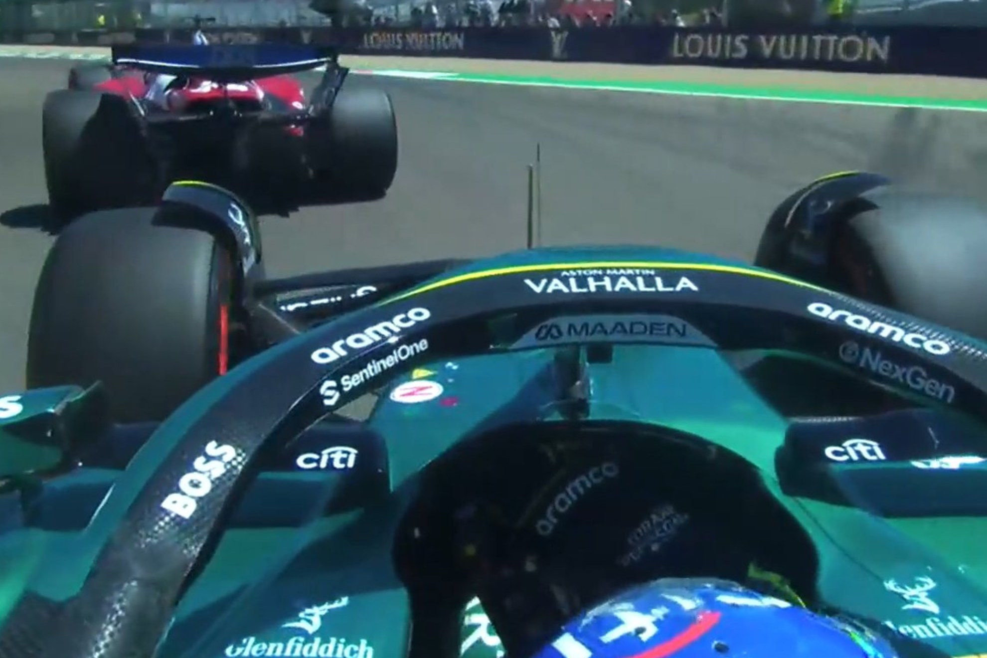 Alonso evita a Leclerc.