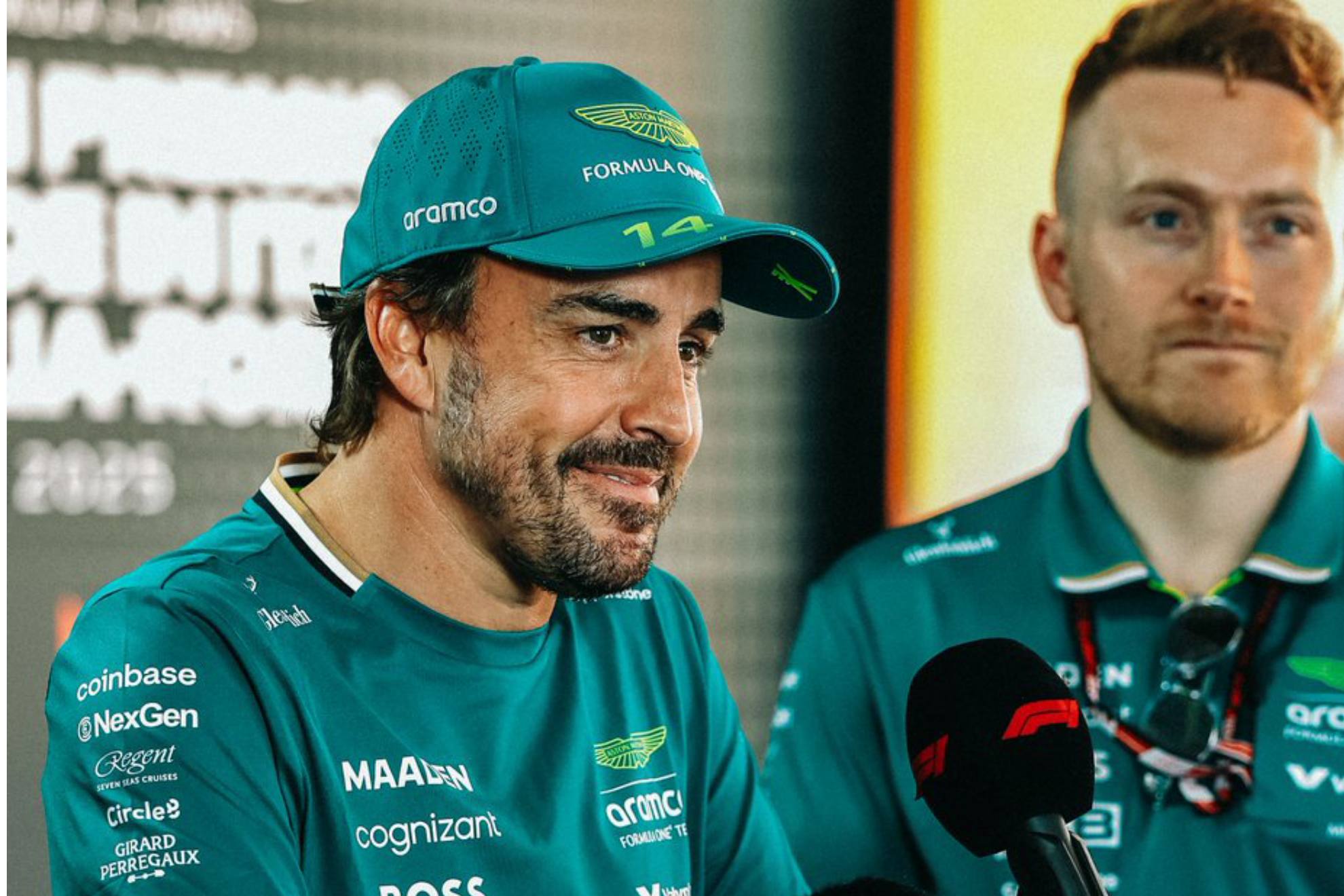 Alonso, atendiendo a las televisiones en Ímola.