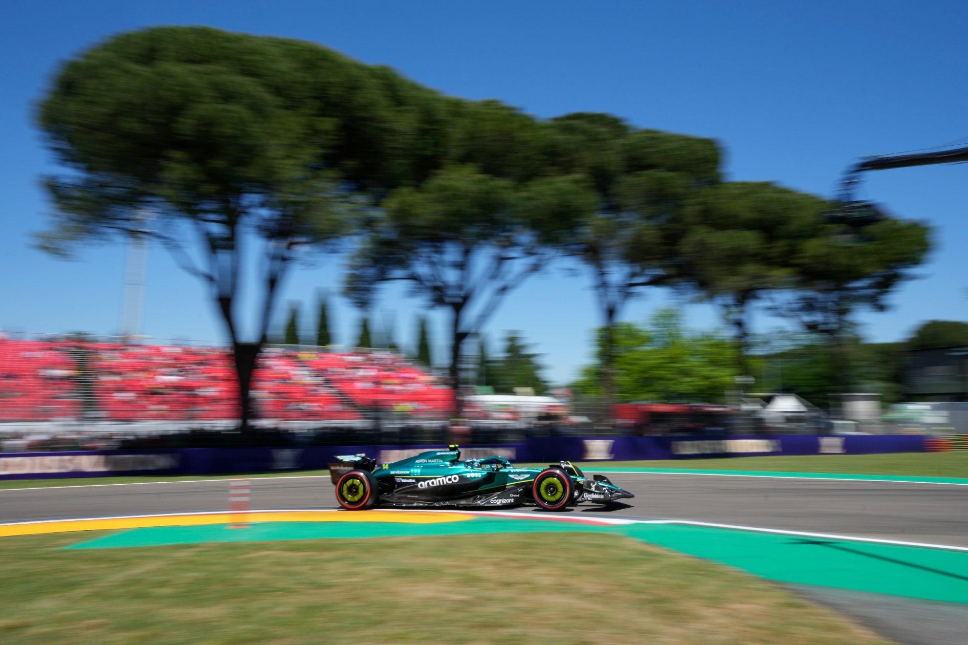 Fernando Alonso durante la primera sesión de entrenamientos libres en Imola.