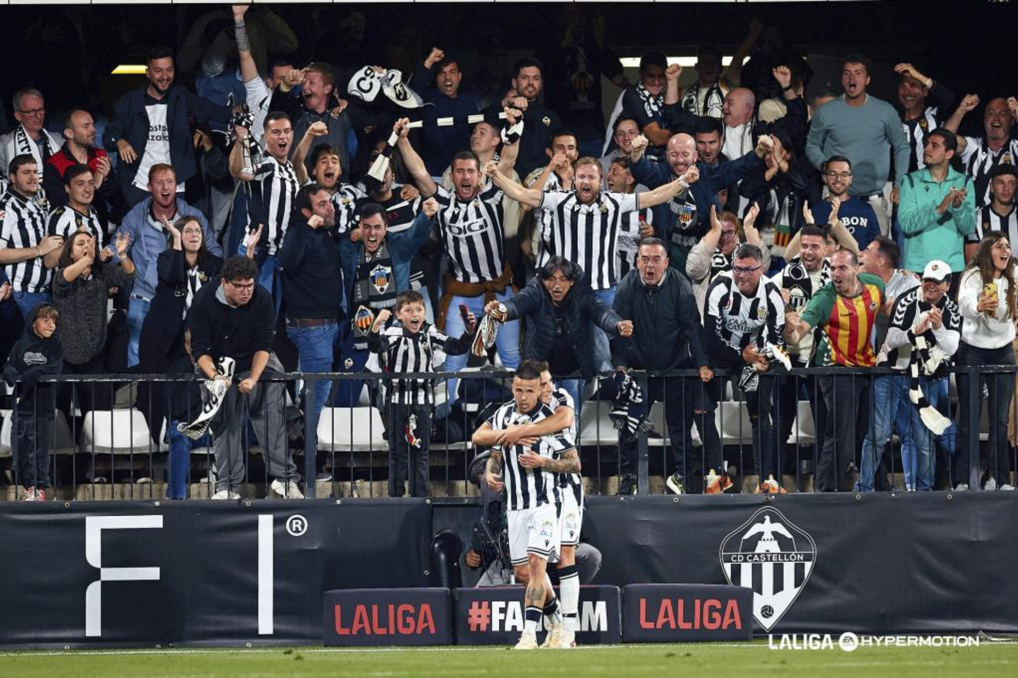 Jugadores del Castellón celebrando junto a su afición