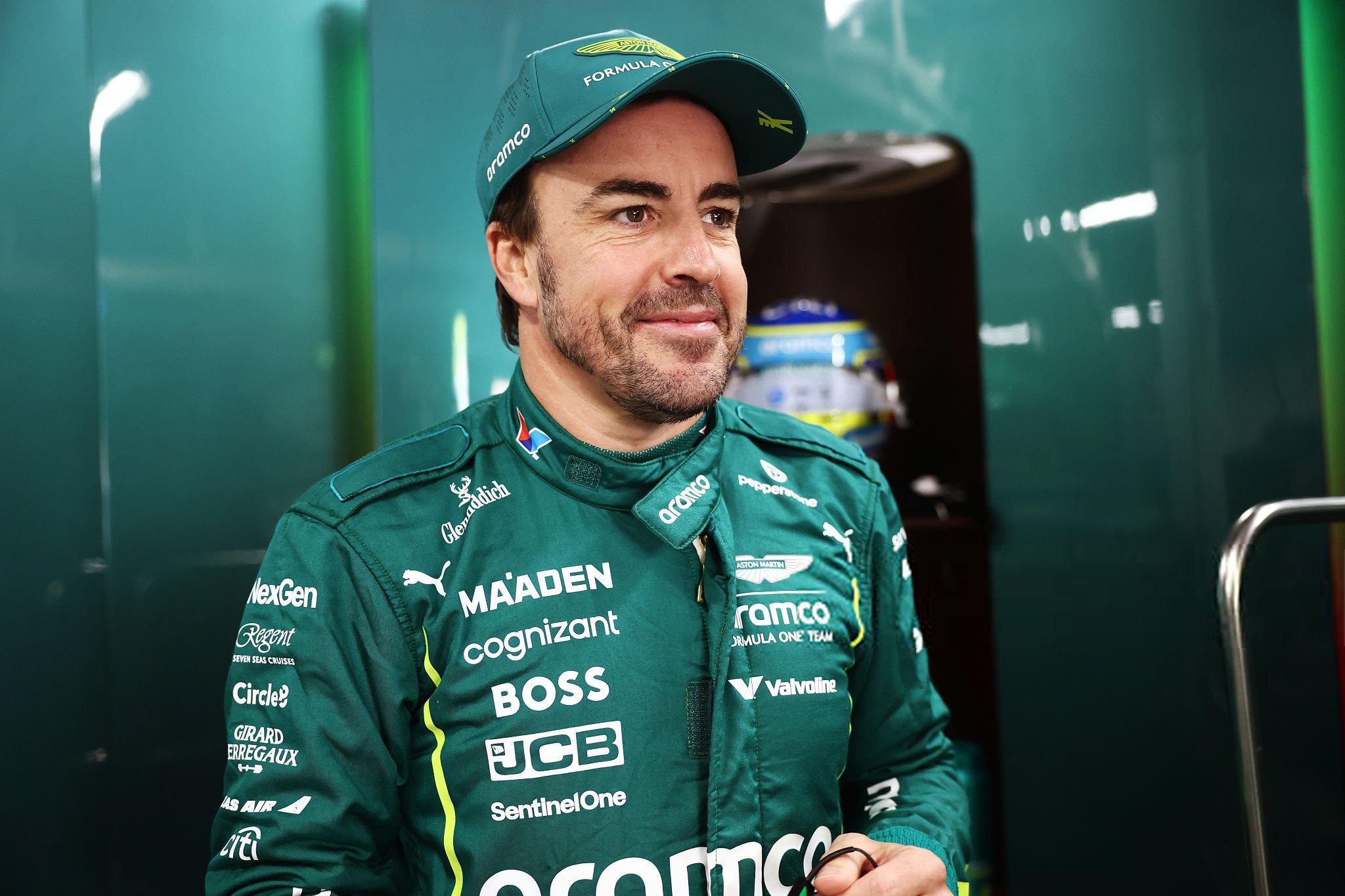 Alonso, sonriente tras ser quinto en parrilla.