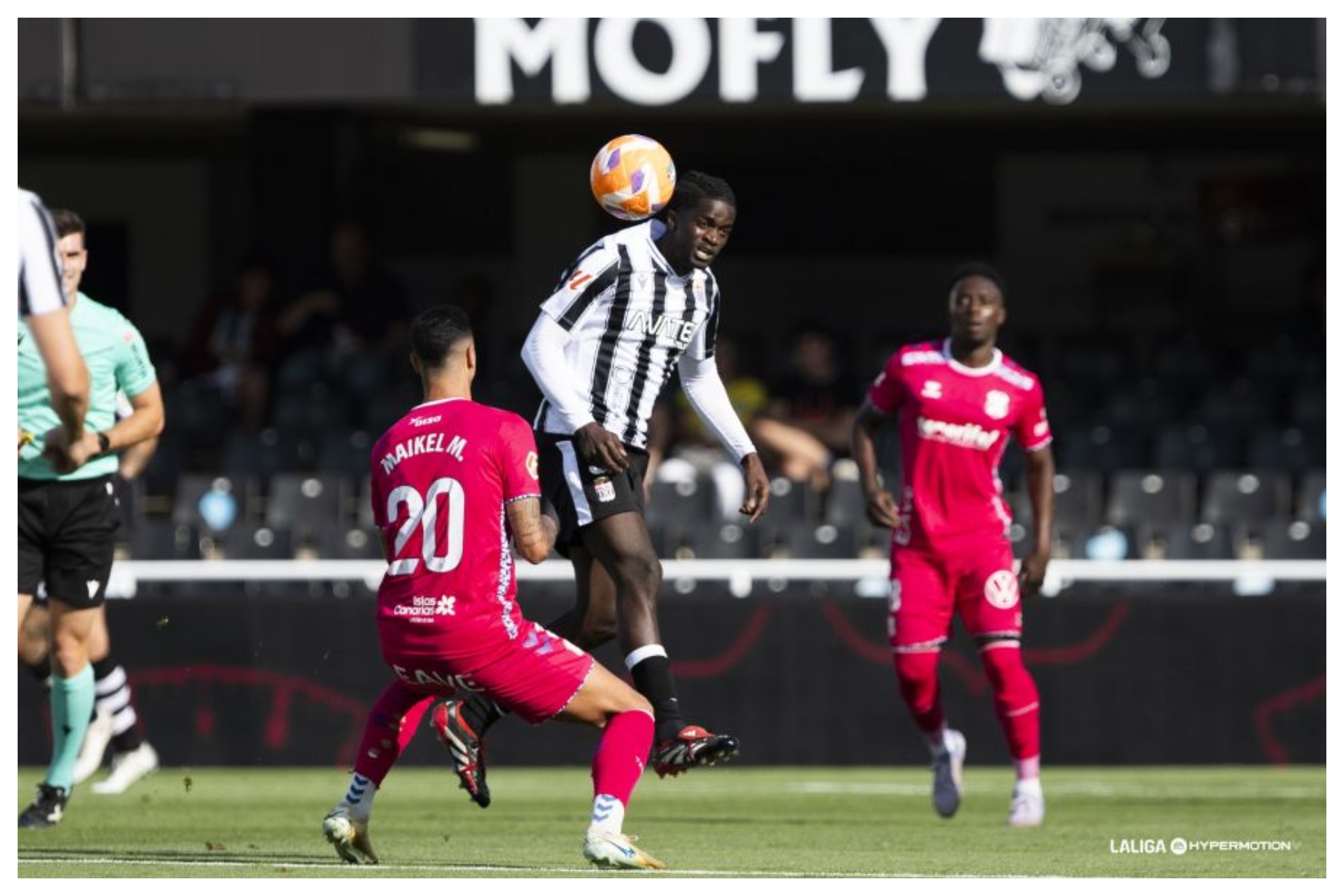 Assane Ndiaye se lleva el balón de cabeza en presencia de Maikel Mesa