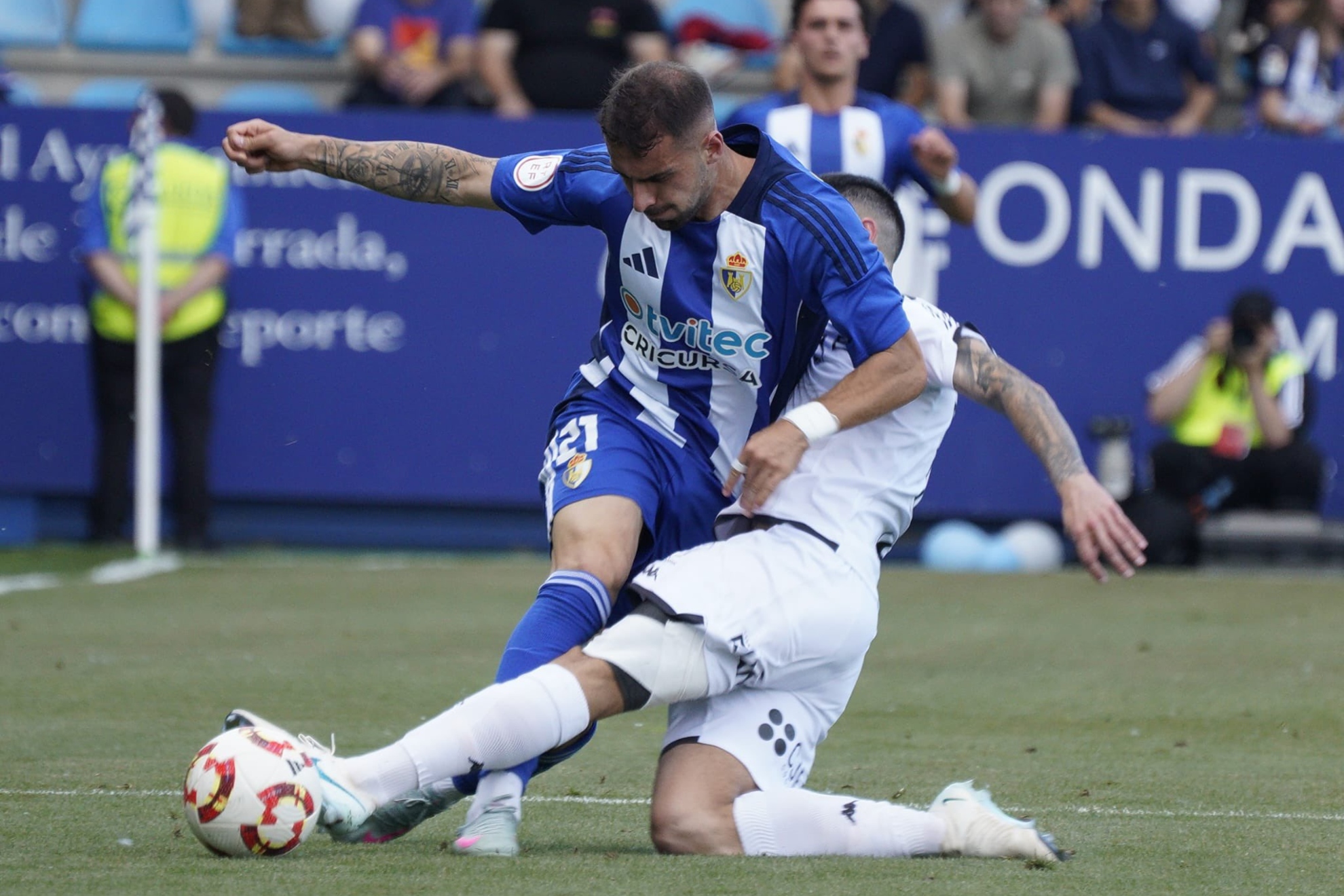 Disputa de balón en el partido entre la Poferradina y Cultural.