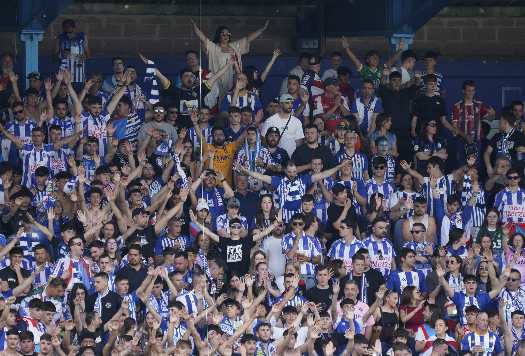 Afición de la Ponferradina durante el partido.