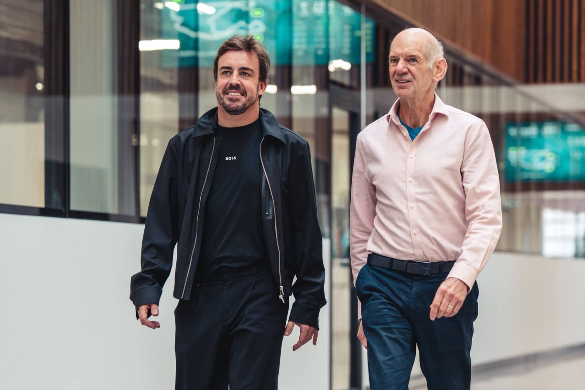 Alonso y Newey, en la fábrica de Silverstone, el pasado mes de abril.