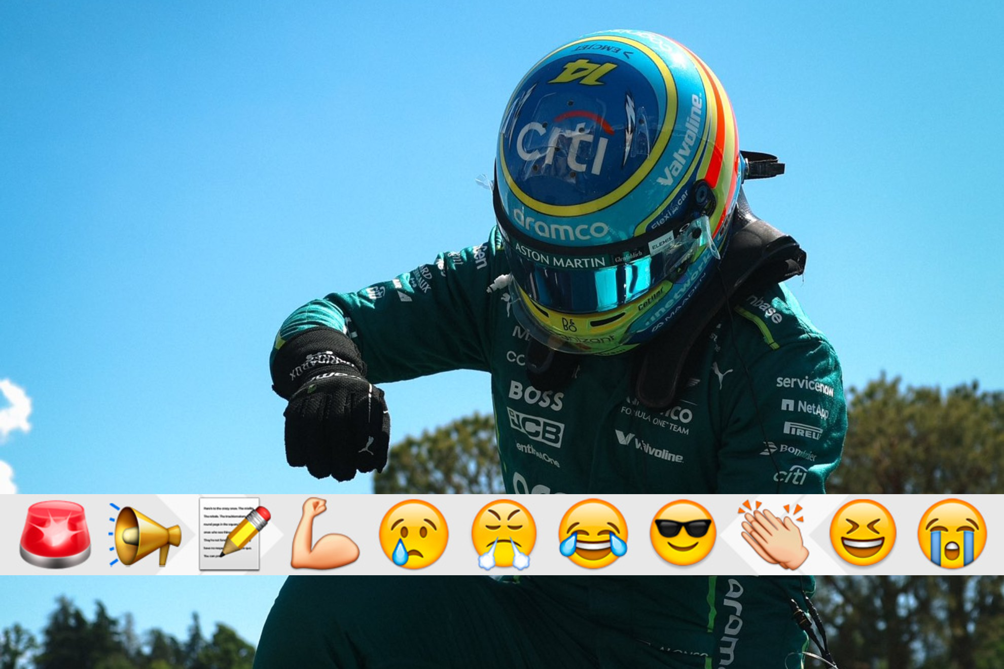 Fernando Alonso se sube al coche.