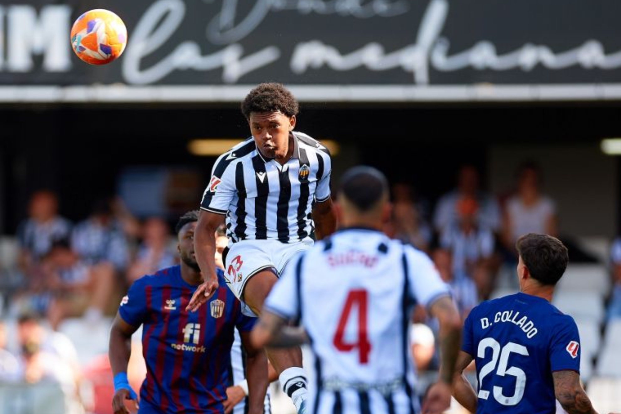Imponente salto de Jozhua, jugador del Castellón
